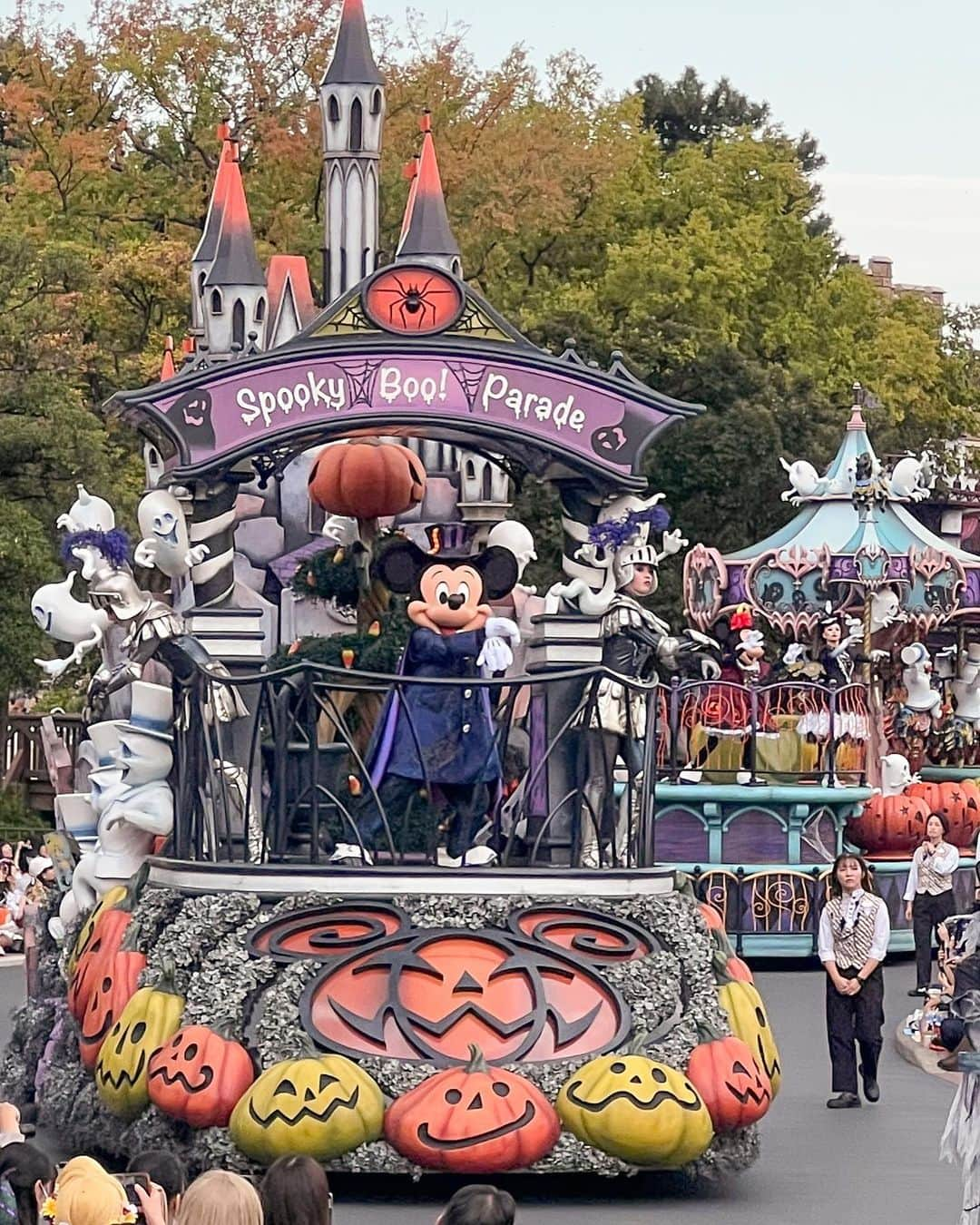 紗々さんのインスタグラム写真 - (紗々Instagram)「🎃Disney Halloween🎃  念願のラプンツェルの衣装で、ディズニーハロウィンへ行くことができました✨✨  実は6年くらい前からラプンツェルの衣装の準備をしていたのですが、スケジュールが合わず持ち越し。コロナ禍で持ち越し、昨年は雨で断念☔️  ようやく今年、最高の気候のもとラプンツェル仮装で参加する事ができました〜(*´ω`*)🌸✨  衣装で持っていても違和感が無いように、カバンを自作✨ マグネットボタンとファスナー内ポケット付きで、機能性も抜群！ 友達にも裁縫技術の向上をびっくりされました🤭嬉  ハロウィンパレードの演出、めちゃくちゃかっこよかったです(*⁰▿⁰*)👻ダンサーさんすっごい素敵✨  #ジャンボリミッキー の抽選は 外れてしまいましたが、何気に初めて全編見れました(*´艸`*)♫これ、たのしいわー！！ 私へ布教してきた姪っ子と本気で踊りたくなりました🤗  15時から #スウィートハートカフェ で販売される、大人気の #ミッキーロングパン 。長蛇の列で諦めていたけど、パンだけ買って帰ろうと帰り際に立ち寄ってみたら、運良く買えまして😳🥖💕 めちゃくちゃラッキーでした❣️  そして…ラプンツェルの仮装してるから、本物のラプンツェルに会いたいなぁ。一緒に写真撮れたら嬉しいなぁ。なんて思っていたら…🫣  つづく。  #東京ディズニーランド #dハロ仮装 #dハロ仮装2023 #ディズニーハロウィン2023 #ラプンツェル #tdl #tokyodisneyland #halloween #disneyhalloween #tangled #rapunzel #cosplay #disney」10月6日 10時27分 - 03sasa03