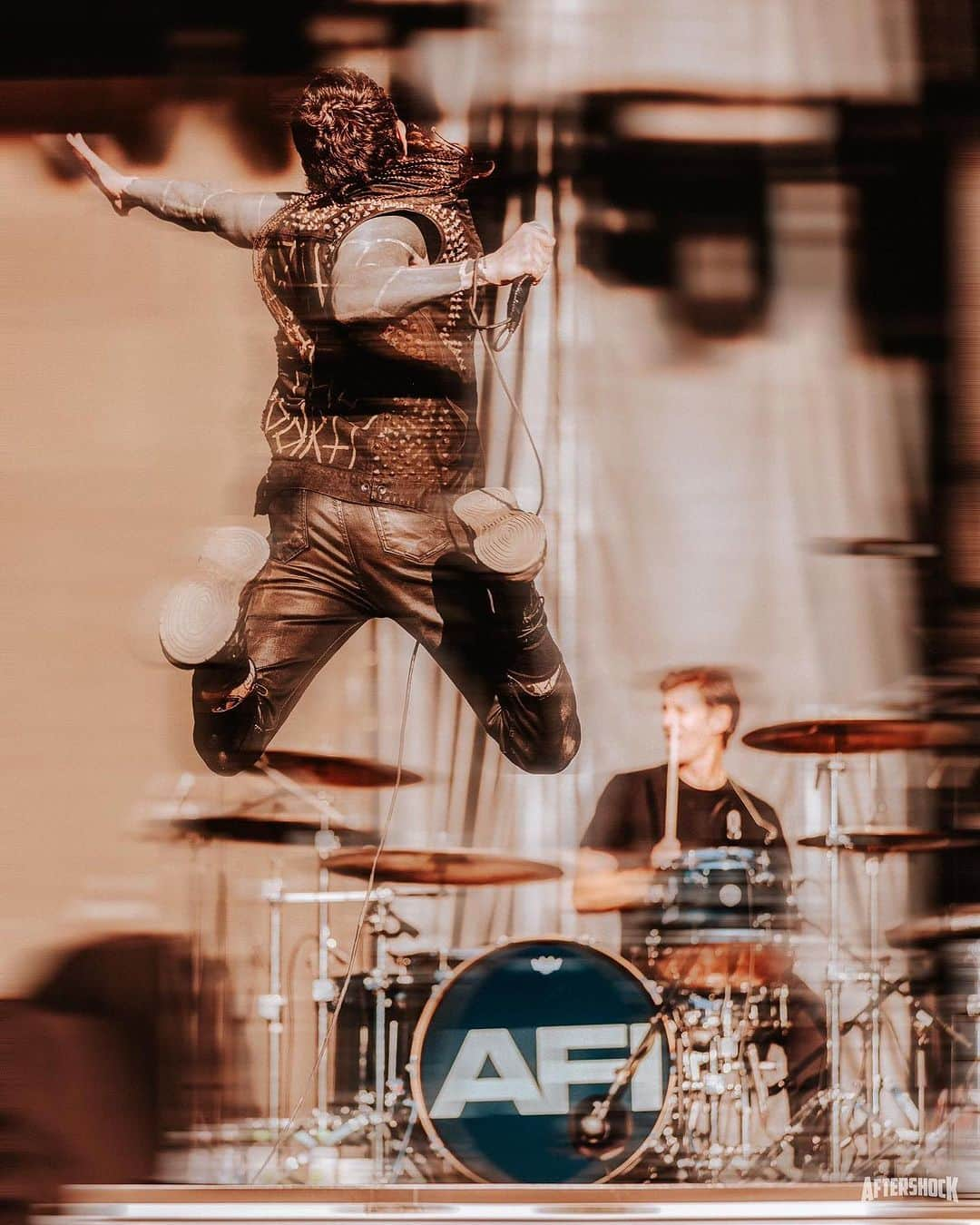 AFIのインスタグラム：「@afireinside got us dancing through Sunday 🕺🏻  📸: @stvthrasher」