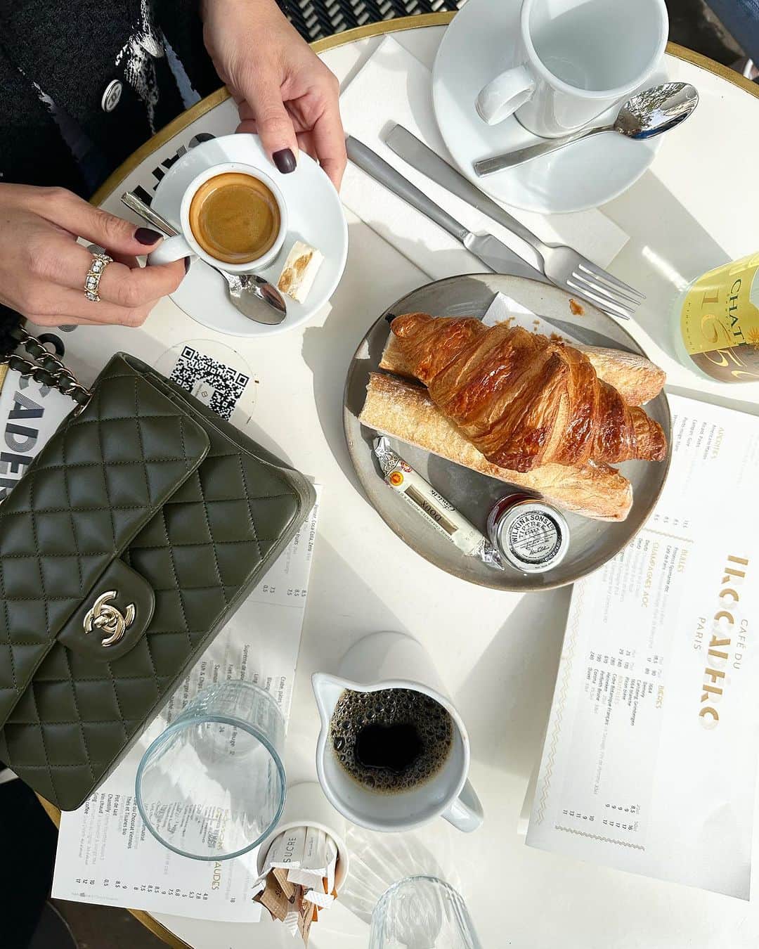 アン・カーティスのインスタグラム：「Un café, s’il vous plaît ☕️」