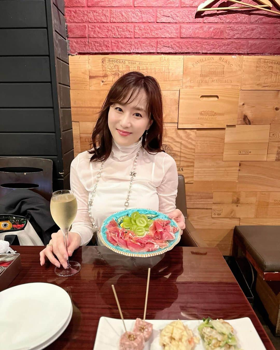 村上麻衣のインスタグラム：「たまプラーザで晩ご飯。  2枚目⇦魚介のパエリア🥘 オマール海老のスープで炊き上げたパエリアが美味しすぎました〜🥹✨  5枚目はハチノス。ワインと合う🍷  あと大好きなシャインマスカットと生ハム💚 あっという間にペロリでした。  📍Mira！たまプラーザ たまプラーザの駅から徒歩4分くらい。  この日は雨なので前髪がくるくるでした。 . .  急に寒くなりましたね！ 冬物を出さなきゃ〜〜 皆さまあったかくしてね🥶  #たまプラーザ #たまプラーザグルメ #たまプラ #美味しい#東京ディナー #yammy」