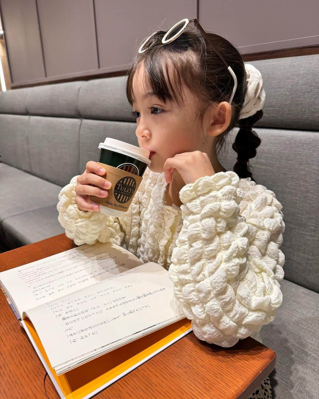 アレン明亜莉クレアのインスタグラム：「☕️  なんか大人🤣🎵  カフェタイム🍰   #girlsmodel #8歳 #kidsmodel #子どものいる暮らし #女の子コーデ  #インスタキッズ #ig_baby #ig_kids #子役  #ハーフキッズ #ママノワ #mixedkids #女の子モデル #ファッションモデル #ハーフ子役 #mamanokoカメラ部 #instagram_kids #insta_kids #ベビフル #コズレ  #ママリ #キッズフォト  #メアリーちゃん #アレン明亜莉クレア」