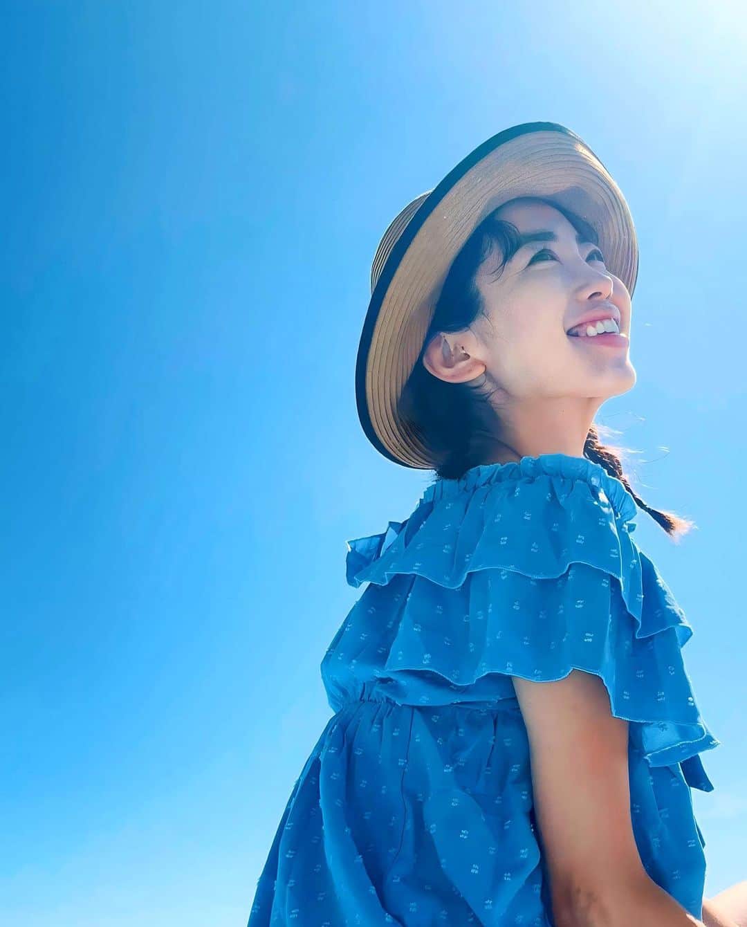 吉井絵梨子のインスタグラム：「今年も子供たちとたくさん日光を浴びた夏☀️🏝️  ママ友に、今からちゃんとシミケアしないと、10年後大変なことになると聞いて、焦りはじめた😂  久しぶりにゆみ先生に行ってきます👩‍⚕️🫶 @dr.y.yumi   #byebyesummer  #エスビューティークリニック #美白ケア  #アンチエイジング  #レーザートーニング #sbeautyclinic  #渋谷美容クリニック  #レーザー治療  #美容」