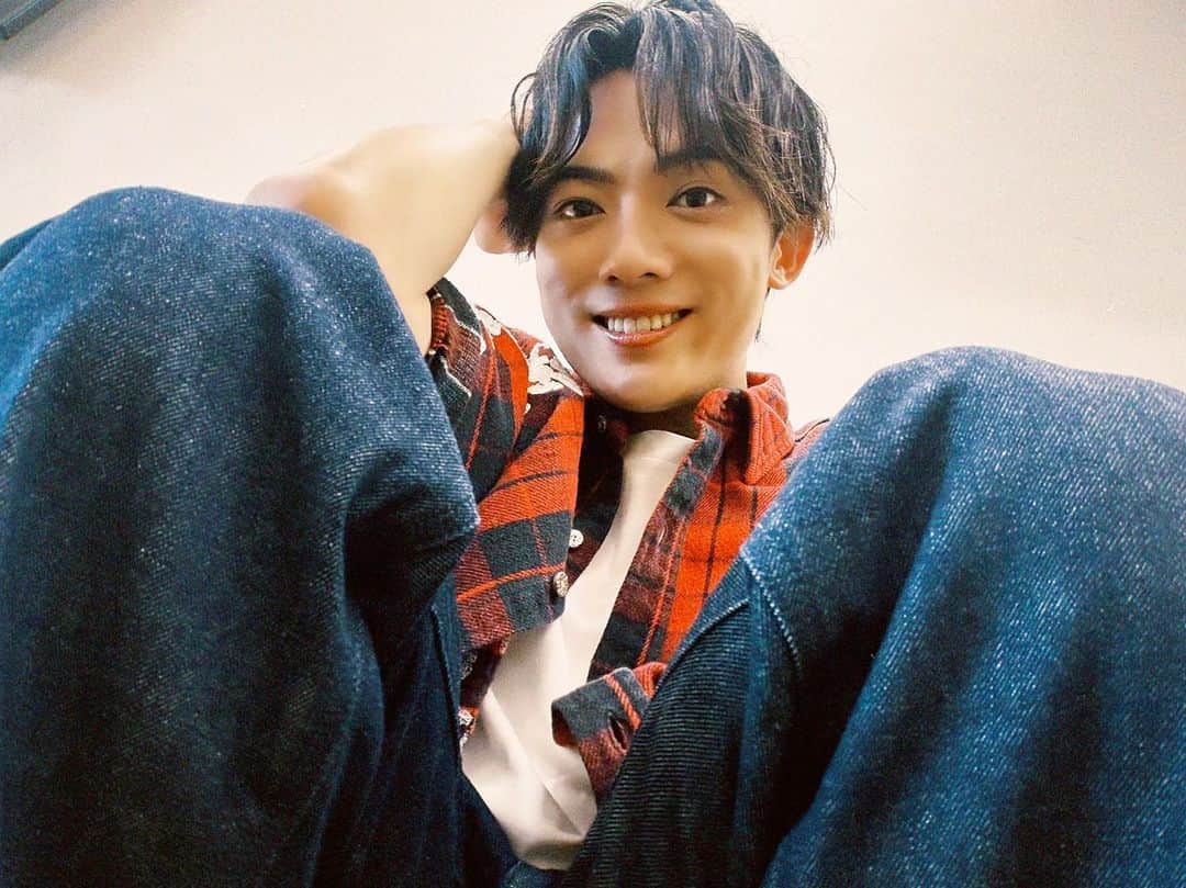辰巳ゆうとのインスタグラム：「おはよ🌈  今日も頑張ろう！！！🔥  #ootd #outfitoftheday  #checked #shirt #fashion   #チェックシャツ   #辰巳ゆうと  #星くずセレナーデ」