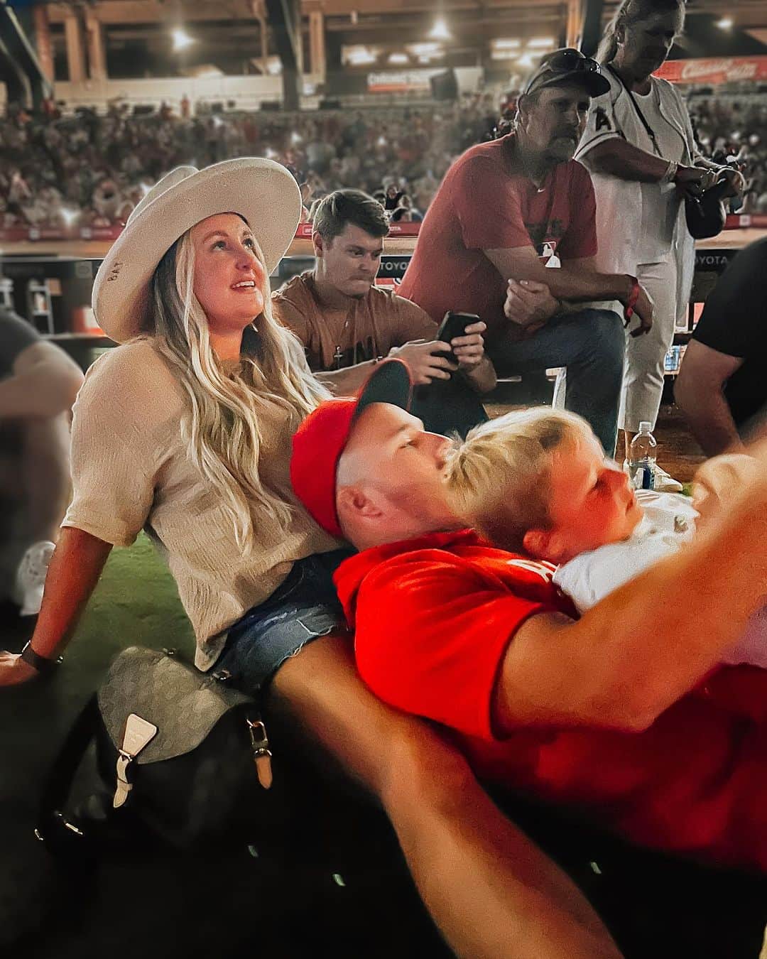マイク・トラウトのインスタグラム：「Happy Birthday to my beautiful wife! Beckham and I love you @jesstaratrout! ❤️」