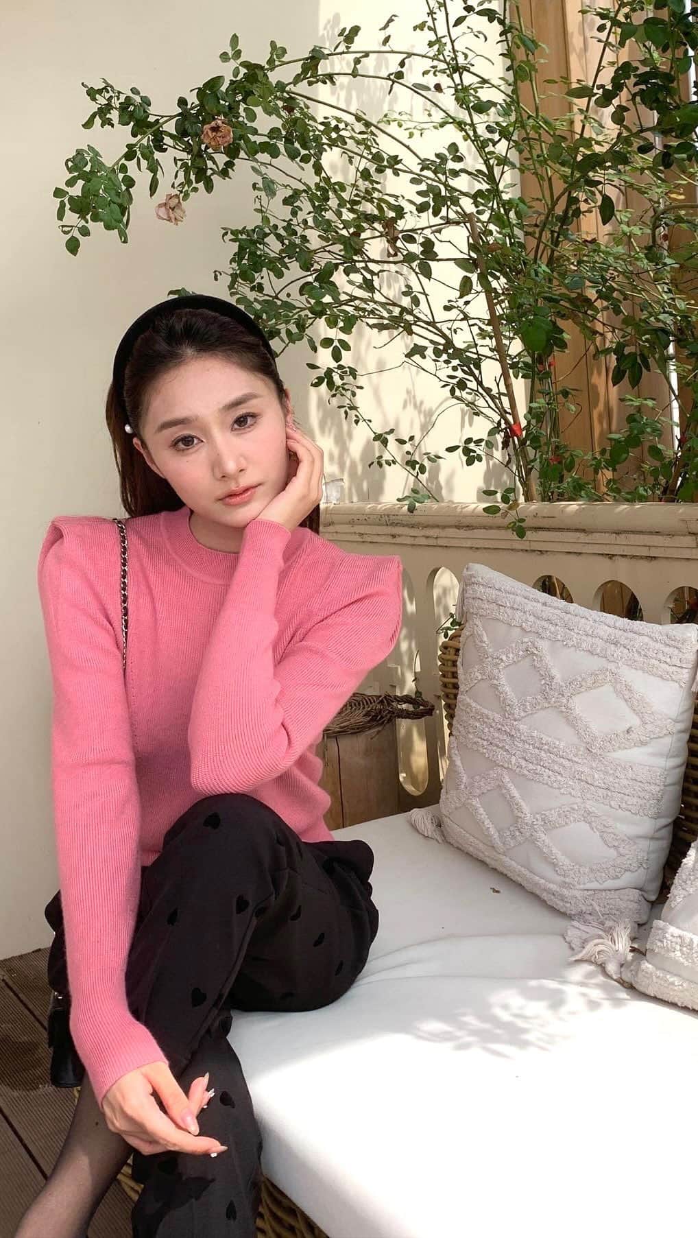 のインスタグラム：「定番TOPS🩷と旬のPANTS🖤」