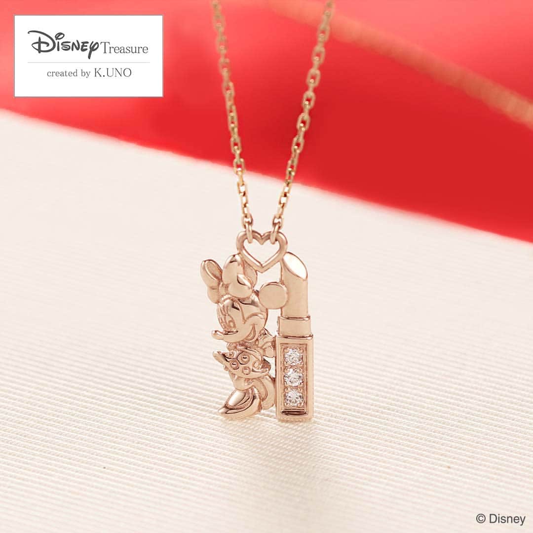 ケイウノのインスタグラム：「【Disney】月刊ディズニーファン（講談社刊）との共同企画でグランプリを受賞したデザイン『Love Makeup!-Minnie-』を本日10/6(金)より販売いたします。  大きなリボンをつけたり、お花のついた帽子をかぶったりと、おしゃれが大好きな「ミニー」のイメージに合わせてリップスティックをモチーフに取り入れました。  ”自分らしくおしゃれを楽しむ「ミニー」のように。はじける笑顔に元気をもらって”  ▼ 公式ホームページへは プロフィール欄URLから　＞ @k.uno_official  #kuno #kunojewelry #ケイウノ #ケイウノジュエリー」