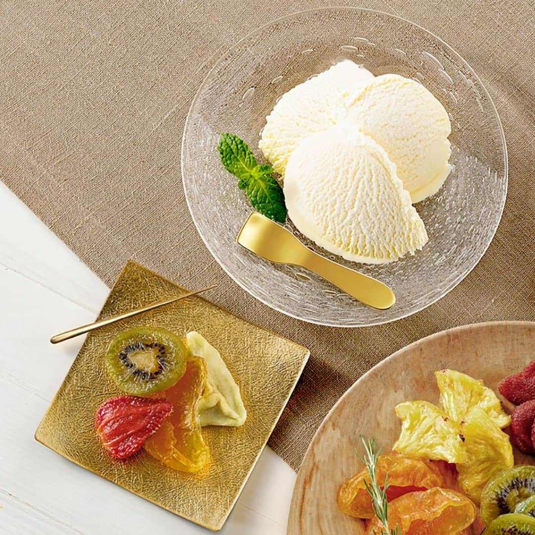 GINZA TANAKA 公式さんのインスタグラム写真 - (GINZA TANAKA 公式Instagram)「・ 【ゴールドのアイスクリームスプーン】  普通のアイスクリームが特別なアイスクリームに変身！？  18金製のアイスクリームスプーンは、金の熱伝導率の高さから手の熱が伝わりやすいです。 アイスクリームをなめらかにすくうことができます。  こぶりなサイズに宿るゴールドの艶めきと重厚感は、おもてなしの場や大切な方へのプレゼントとしてもおすすめです。  商品が気になったら、タグ付けの確認お願いします。  #GINZATANAKA #ginzatanaka #ギンザタナカ #田中貴金属 #田中貴金属ジュエリー #K18 #GOLD #アイスクリームスプーン #ピック #金箔プレート #カトラリー #スプーン #カクテルフォーク #おもてなし #贈り物 #プレゼント」10月6日 11時00分 - ginzatanaka_jp