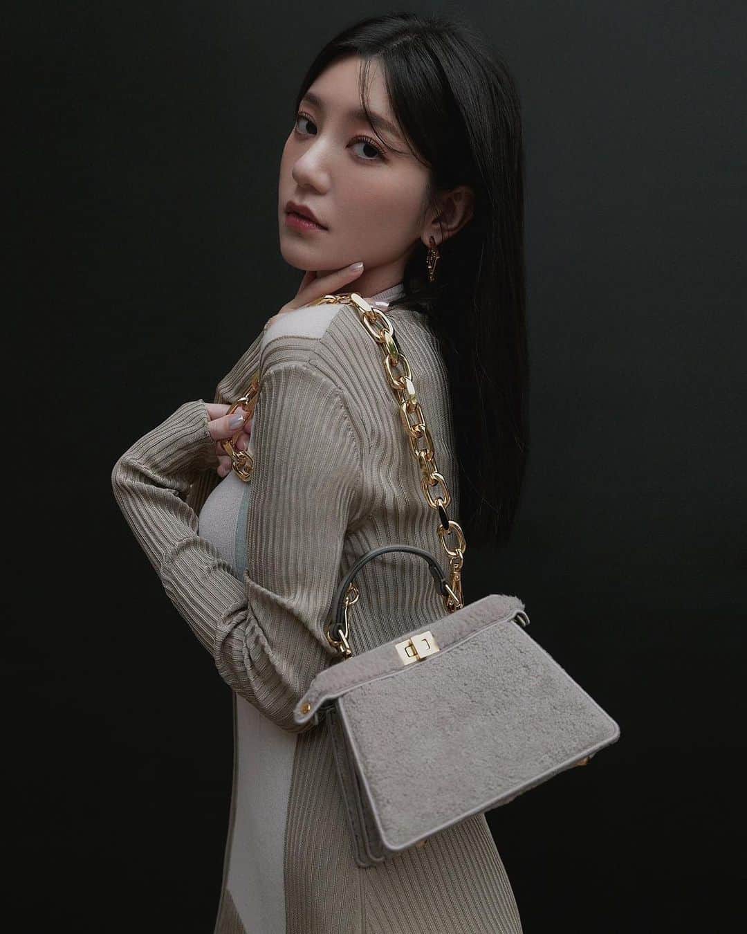 パフ・クオのインスタグラム：「微秋🍂的午後與FENDI羔羊絨Peekaboo的約會  喜歡毛茸茸舒服的觸感和百搭的顏色，更喜歡可以多種混搭的層次感  搭配皮革背帶就變的可愛休閒，搭配金屬鍊就可搖身一變成為正式服裝最好的包款及配件😍  . . .  #FendiPeekaboo #FENDI  @FENDI」