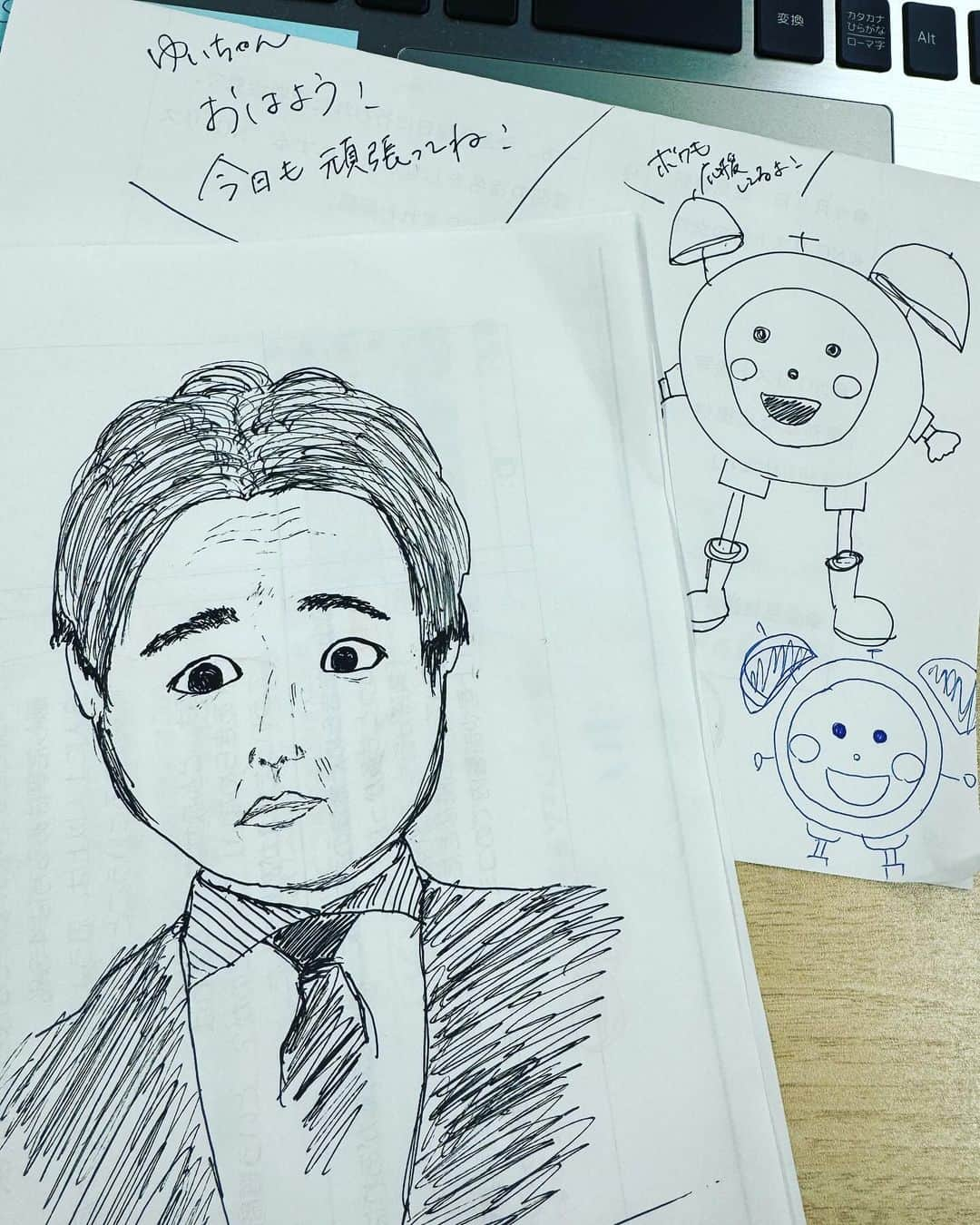 藤井弘輝(ふじいこうき) さんのインスタグラム写真 - (藤井弘輝(ふじいこうき) Instagram)「れーみ画伯の作品。 @reimi_tsutsumi1123 #デスゲーム系の漫画で真っ先にやられそう #似てるのが腹立つ #めざまし君のポップっぷり #ちなみに小さいめざまし君は唯ちゃん作」10月6日 11時01分 - fujii_koki_cx