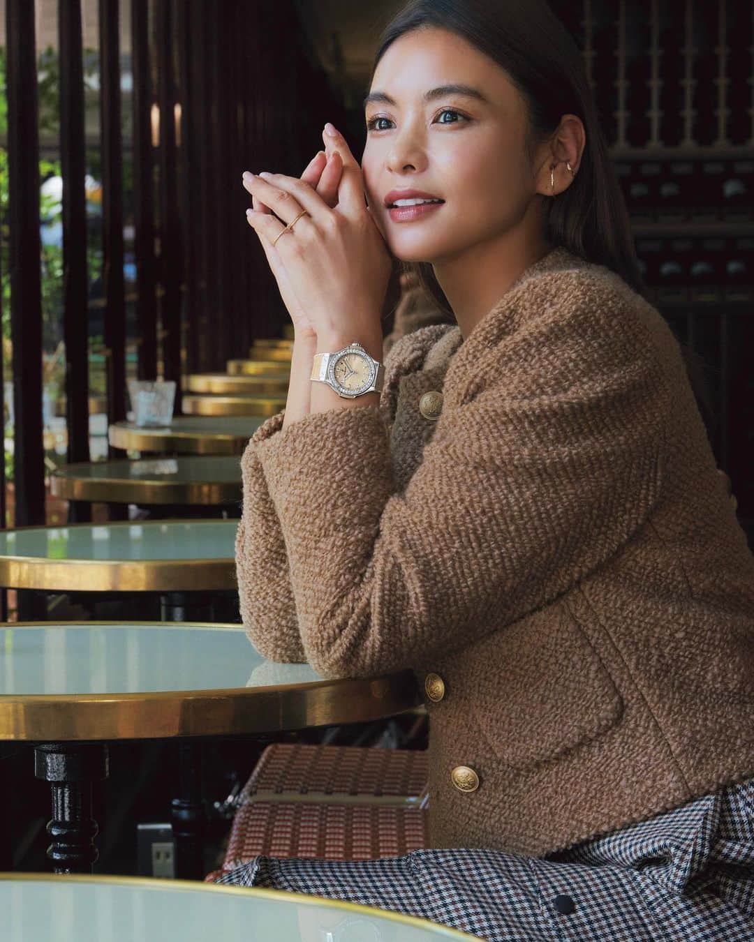 のインスタグラム：「個性が際だつウブロの時計。肌馴染みがよくデイリースタイルに取り入れやすい上品なベージュ。シャープな印象のトノー型に小ぶりな32㎜が新登場。他にも日本限定のシルバーなど、NaVY11月号ではウブロの注目時計を紹介しているので、お好みの時計を探してみてください✨ @hublot　 @hublot_japan　　 #hublot #ウブロ #PR」