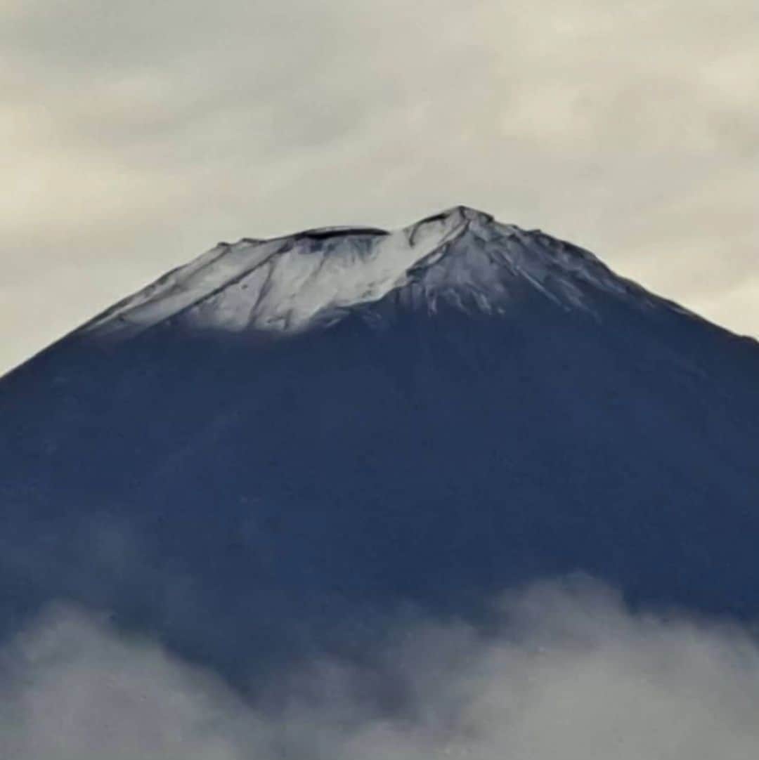 綾小路きみまろさんのインスタグラム写真 - (綾小路きみまろInstagram)「綾小路きみまろです。 昨日は 富士山🗻初冠雪⛄でした！ 先日まで猛暑☀️😵💦で大変でしたが… 急速に🏃 秋→冬に向かっています💦  雪たっぷりの富士山が素敵なので これからの季節が楽しみです。 みなさまも楽しみにしていて下さいね。  #綾小路きみまろ #富士山 #河口湖 #初冠雪 #初冠雪2023」10月6日 11時01分 - ayanokojikimimaro_official