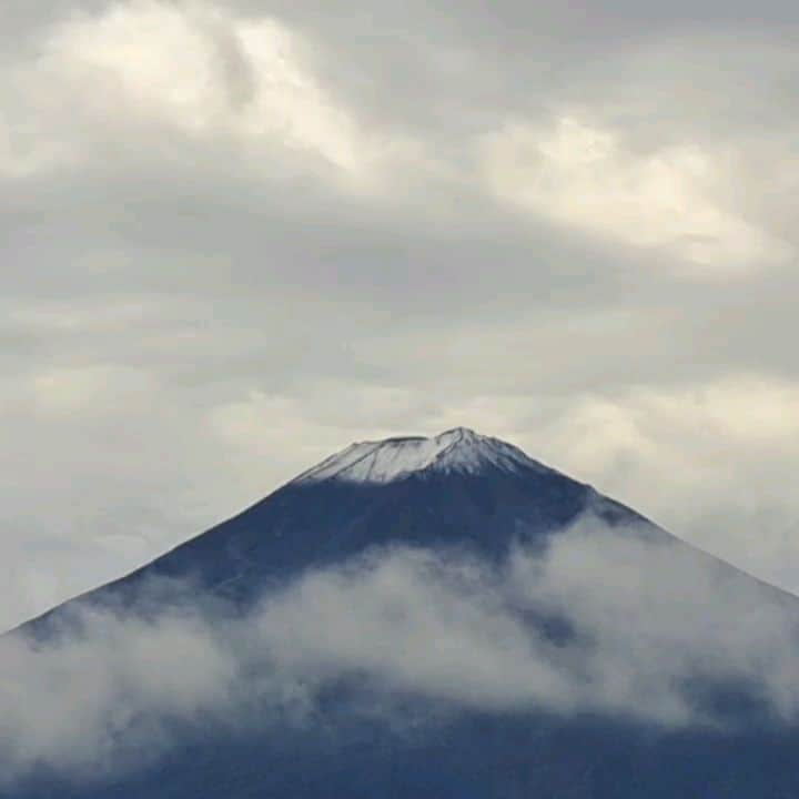 綾小路きみまろのインスタグラム：「綾小路きみまろです。 昨日は 富士山🗻初冠雪⛄でした！ 先日まで猛暑☀️😵💦で大変でしたが… 急速に🏃 秋→冬に向かっています💦  雪たっぷりの富士山が素敵なので これからの季節が楽しみです。 みなさまも楽しみにしていて下さいね。  #綾小路きみまろ #富士山 #河口湖 #初冠雪 #初冠雪2023」