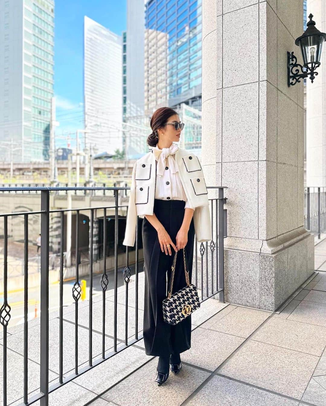 川人未帆のインスタグラム：「・ 秋晴れの中撮影🖤✨ レディでハンサム、そんなこのルックがお気に入り。 ハイウエストのタックパンツは新しい形&素材。 ウールライクな見た目で温かく、でもウールより薄手でスムース。ストレッチが効いていて履き心地抜群。 いいとこどりなこの素材が気に入ってトップスも作ってます。  カーディガンとジャケットは別々に考えていたものでコレクションも違うだけど、ボタンを共通のものにしたらぴったり🥹🖤🤍」