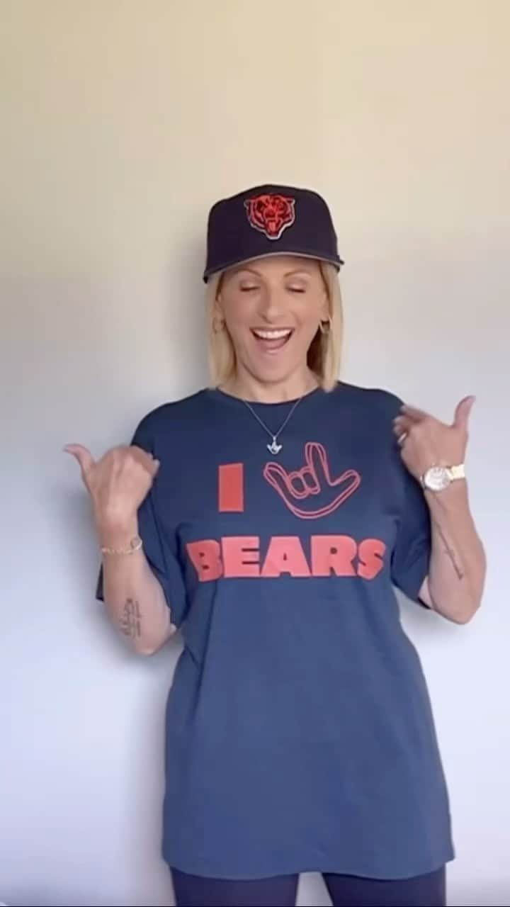 マーリー・マトリンのインスタグラム：「GO BEARS!!!!! #chicagogirl @lovesign.asl @chicagobears @nfl DA BEARS 🧡💙🤍🧡💙🤍」