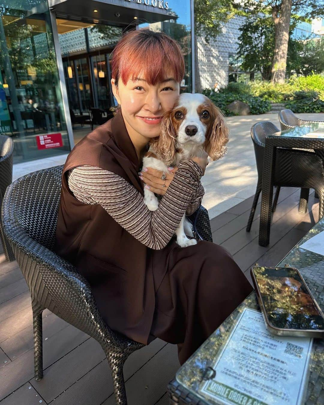 村上佳菜子さんのインスタグラム写真 - (村上佳菜子Instagram)「🌞🌞🌞 おはようの #朝活 with VieChico🐶🐶 もう朝と夜は上着ないと寒いね〜！ . . . #キャバリアキングチャールズスパニエル  #ロングコートチワワ #카페스타그램　#カフェ #喫茶店　#喫茶#막스타그램　#맛스타그램　#美味しい #맛있다 #맛집　#オススメ #puppylove #dogsofinstagram #doglife  . . #每日穿搭  #ootd #毎日コーデ #日系穿搭　#옷스타그램　#멋스타그램 #我最爱的服装品牌　#패피　#오오티디　 #스타일링　#패션스타그램　#데일리룩」10月6日 11時03分 - kanako_m_official