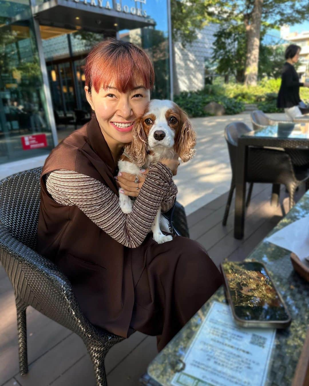 村上佳菜子のインスタグラム：「🌞🌞🌞 おはようの #朝活 with VieChico🐶🐶 もう朝と夜は上着ないと寒いね〜！ . . . #キャバリアキングチャールズスパニエル  #ロングコートチワワ #카페스타그램　#カフェ #喫茶店　#喫茶#막스타그램　#맛스타그램　#美味しい #맛있다 #맛집　#オススメ #puppylove #dogsofinstagram #doglife  . . #每日穿搭  #ootd #毎日コーデ #日系穿搭　#옷스타그램　#멋스타그램 #我最爱的服装品牌　#패피　#오오티디　 #스타일링　#패션스타그램　#데일리룩」