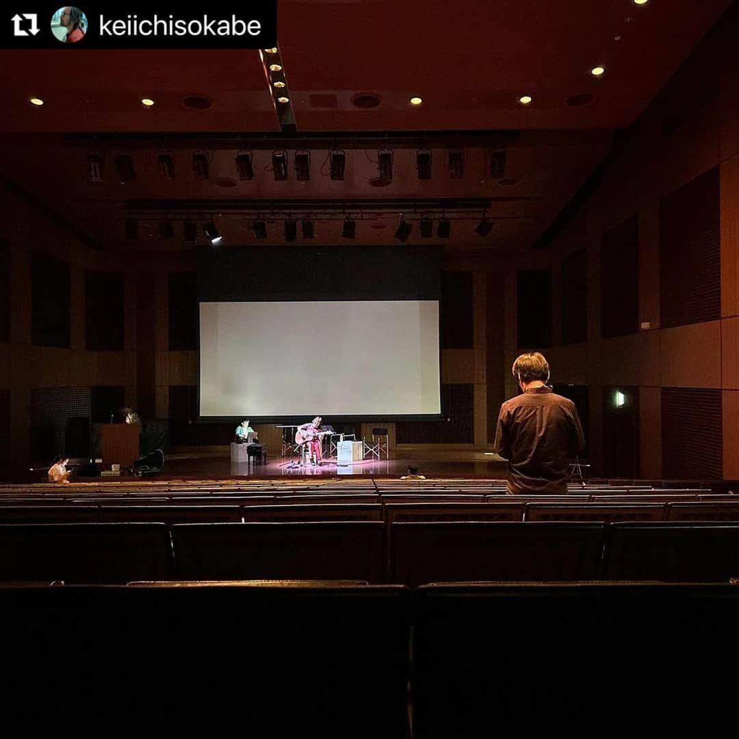 江口寿史さんのインスタグラム写真 - (江口寿史Instagram)「イタリア文化会館でのトークショーのゲストで参加くれた曽我部恵一さん。ギター１本で歌ってくださった4曲すべて素晴らしかった。1曲1曲が珠玉の短い映画や小説のようだった。  #Repost @keiichisokabe with @use.repost ・・・ 昨日は九段下のイタリア文化会館で江口寿史・ルカティエリ2人展に参加。  素晴らしいホールで数曲歌わせていただいた。 トークもとても勉強になった。  憧れの江口寿史先生にサインももらって大喜び🤣」10月6日 11時03分 - egutihisasi