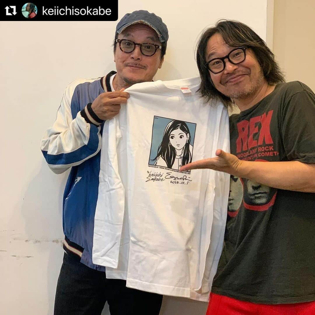 江口寿史さんのインスタグラム写真 - (江口寿史Instagram)「イタリア文化会館でのトークショーのゲストで参加くれた曽我部恵一さん。ギター１本で歌ってくださった4曲すべて素晴らしかった。1曲1曲が珠玉の短い映画や小説のようだった。  #Repost @keiichisokabe with @use.repost ・・・ 昨日は九段下のイタリア文化会館で江口寿史・ルカティエリ2人展に参加。  素晴らしいホールで数曲歌わせていただいた。 トークもとても勉強になった。  憧れの江口寿史先生にサインももらって大喜び🤣」10月6日 11時03分 - egutihisasi