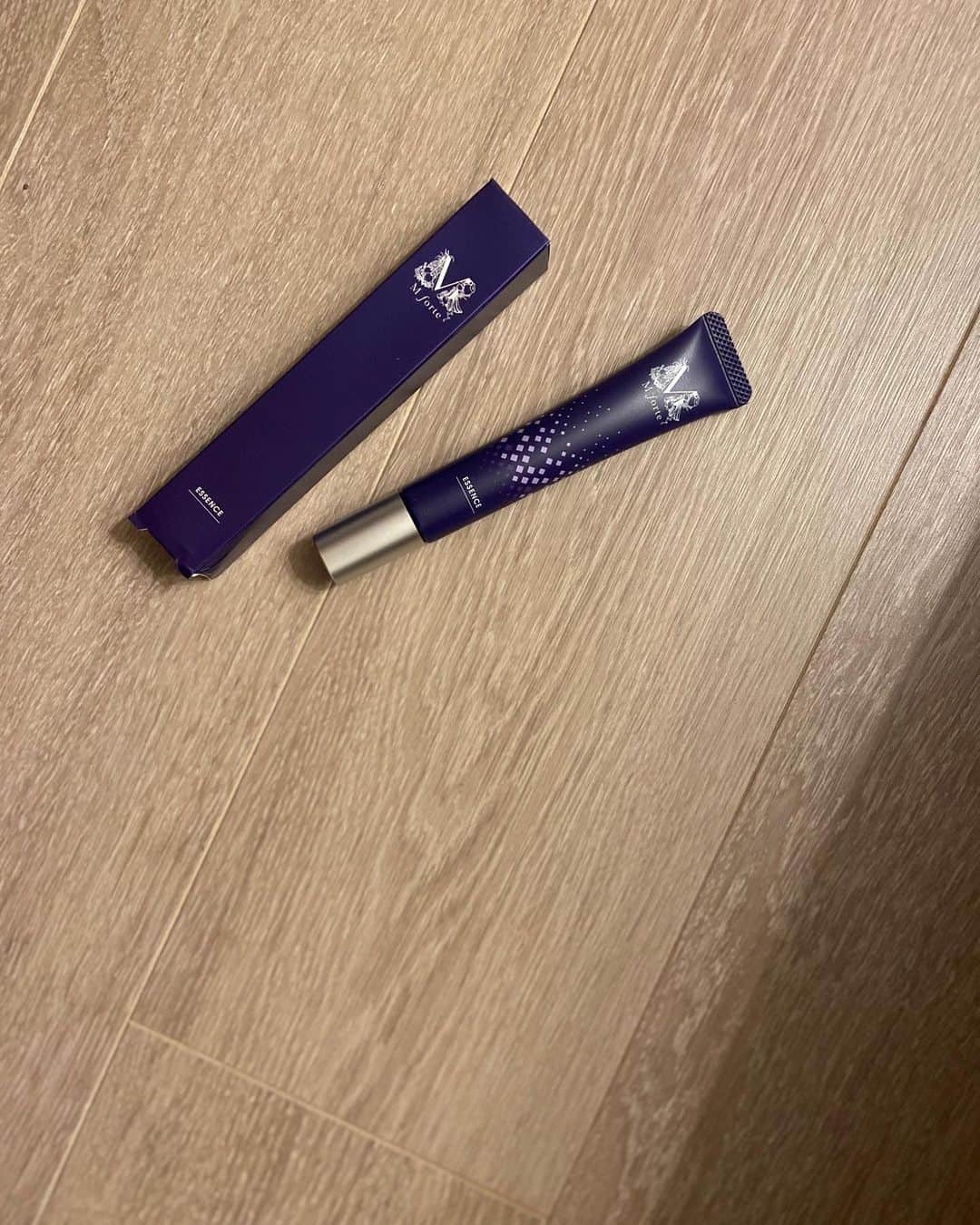 阿川麻美さんのインスタグラム写真 - (阿川麻美Instagram)「@mandahakko_official からご提供いただきました エムフォルテリンクルブライトエッセンスを💓  肌の表皮だけじゃなく 真皮までアプローチしてシワを改善してくれるらしい…！  普段使っているスキンケア商品と 合わせて使えるのも使いやすくて良い👍 化粧水で肌を整えた後にパール粒1個分ほどの量を お顔の気になる部分につけるだけなので 私はスキンケアの最後に目尻に使ってるよ❤️ 翌朝、もっちり感が感じられてお気に入り🙆‍♀️  #pr #万田発酵 #エムフォルテリンクルブライトエッセンス」10月6日 11時08分 - asamichi922