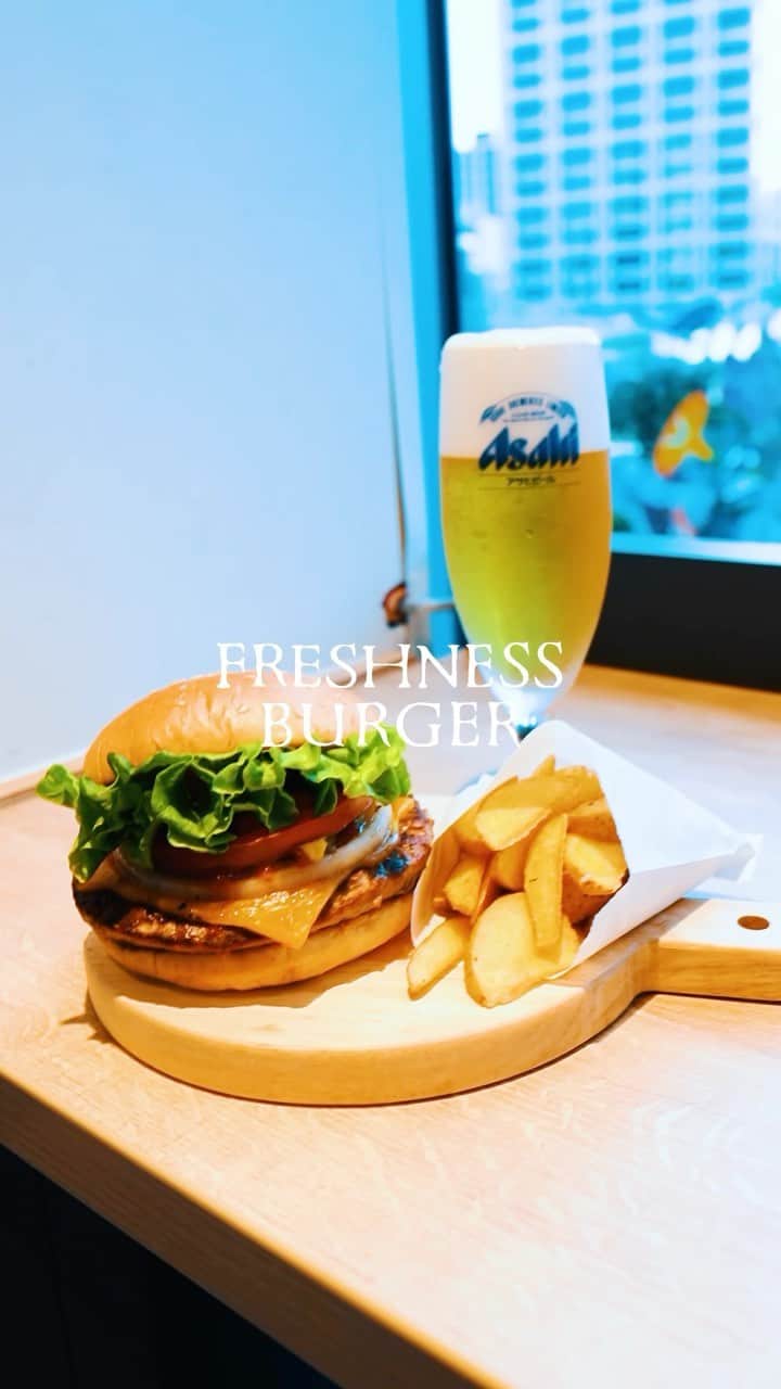 フレッシュネスバーガー【公式】のインスタグラム：「.  みなさんは ビールに合わせるならどっち派？  「🍗」と「🍔」の絵文字で教えてくださいね！  #フレッシュネス #フレッシュネスバーガー #freshnessburger #freshness #ハンバーガー #バーガー #新商品 #新発売 #グルメ #カフェ #カフェ巡り #美容 #秋の味覚 #食欲の秋 #ビール」