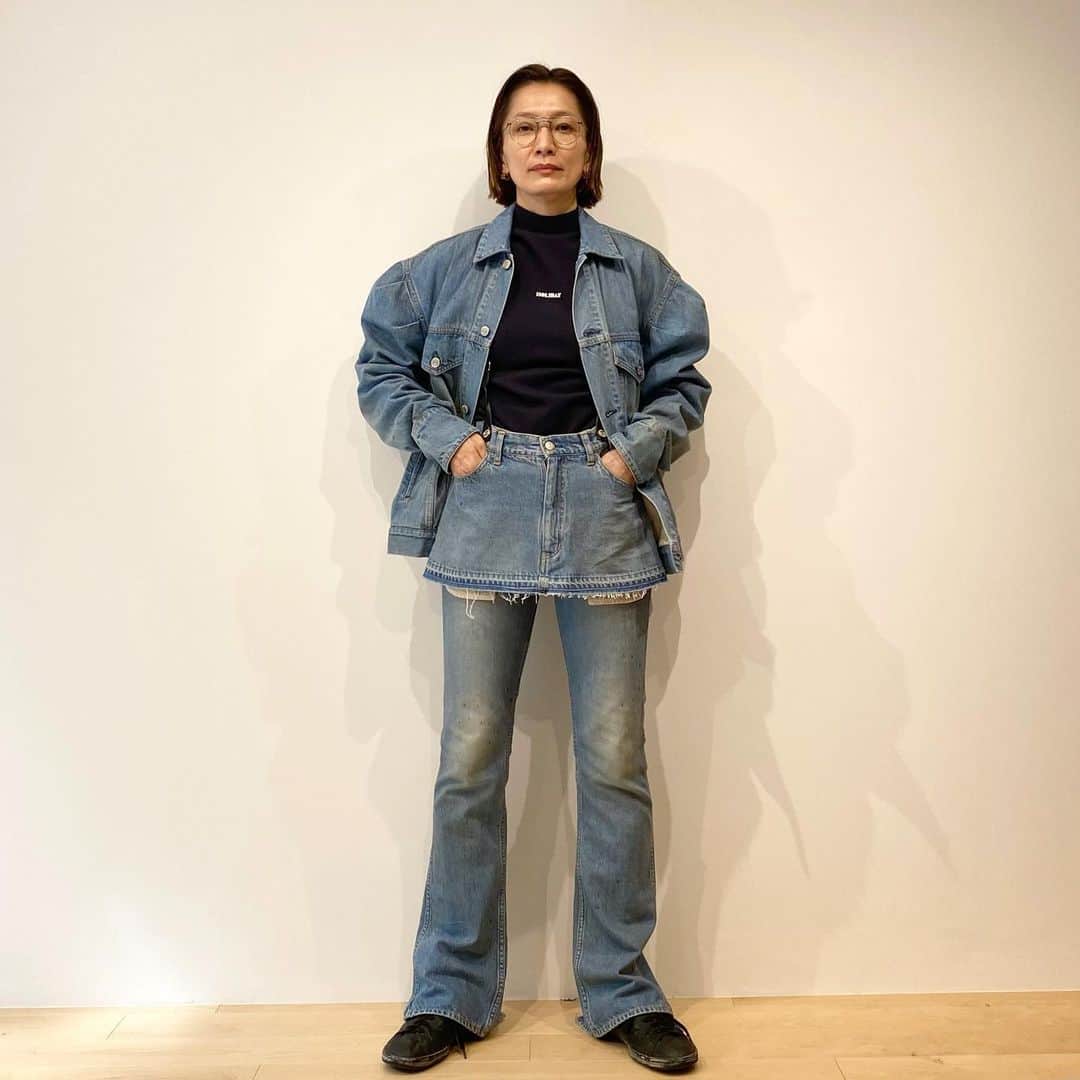 のインスタグラム：「2024 SPRING COLLECTION  今シーズンのHOLIDAY DENIMのおすすめはPAINT DENIM TWO-PIECE SUSPENDER PANTS。人気のHIGH WAIST SKINNY FLARE DENIM PANTSにミニスカートとサスペンダーがセットになった全て単体でも使える優れものです☺︎  Height: 162cm Jacket: ONE Tops: 1 Bottoms: 2 @norikokikuchi   #HOLIDAY_PR #HOLIDAY2024spring #HOLIDAY2024springstyle」