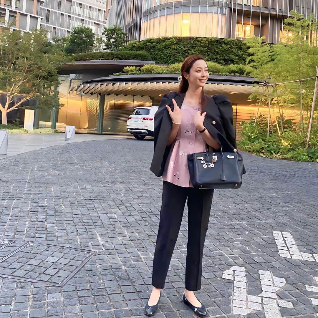 白田久子のインスタグラム：「🍁🍂🤎 東京寒くてビックリ🧸 マーロンのジャケットが丁度着れる時期🖤 お友達にも褒められアイテム ・ JK @maronenonfee  tops @chesty_official  pants @heve.jp」