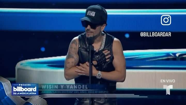 ウィジンのインスタグラム：「Yandelo te amo mucho mi hermano. Gracias a @latinbillboards por este reconocimiento y en especial a todos los fanaticos de @wisinyyandel por su apoyo incondicional a través de los años. Me siento demasiado feliz !!!!!!! ♥️♥️♥️ @yandel @wisinyyandel」