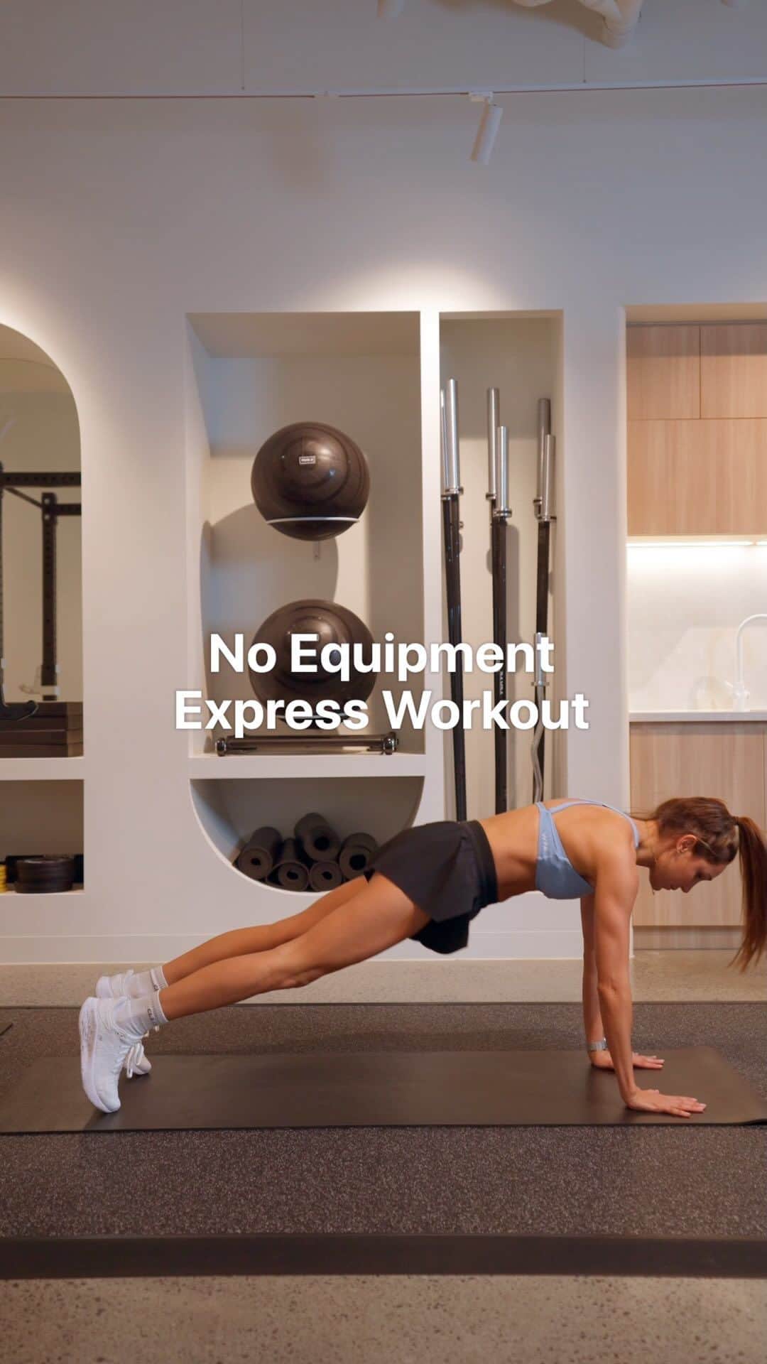のインスタグラム：「No Equipment 🙅‍♀️ Express Workout!!   ✔️ Mountain Climbers - 30 seconds ✔️ Push Ups - 30 seconds ✔️ Hover Leg Extension - 30 seconds ✔️ Caterpillar Walk - 30 seconds ✔️ Half Burpee - 30 seconds  3 laps, 20 seconds rest between each lap 👏  #SweatCommunity #SweatWithKayla #NoEquipmentWorkout #ExpressWorkout」