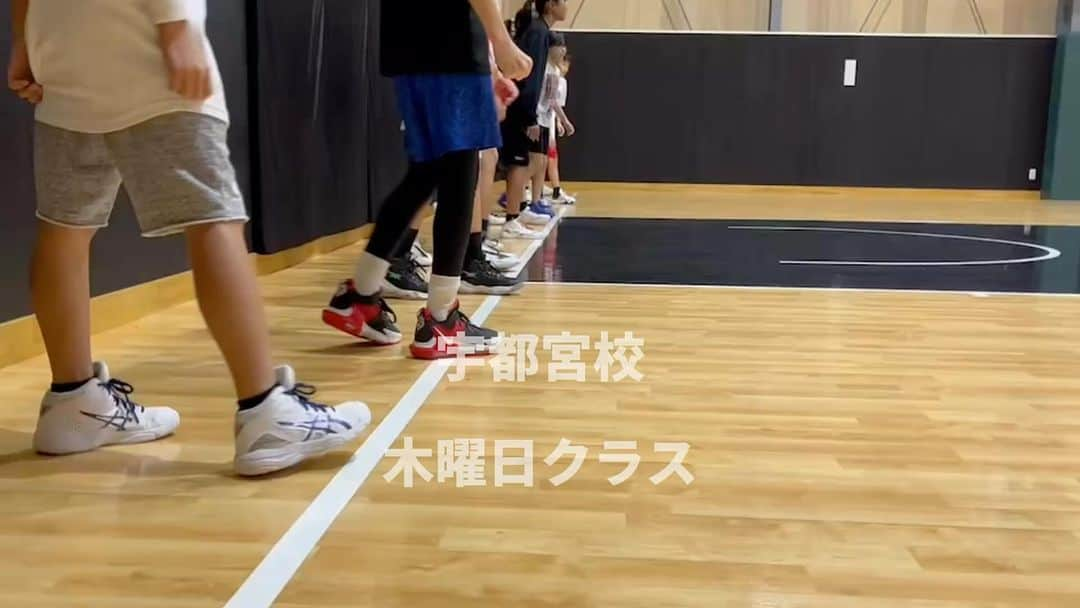 大宮宏正のインスタグラム：「《考えるバスケット教室　宇都宮校》 木曜U12クラスの様子です  ●毎週木曜 BASIC CLASS  17:00-18:30 U12  CLASS  19:00-21:00  ●お申し込み・お問い合わせ 考えるバスケット教室　宇都宮校　　　　　　　　　 　⬇︎ ⬇︎ ⬇︎ https://lin.ee/JEebUut  @mahamahi8 のプロフィールからもリンクに飛べます。 公式LINE「考えるバスケット教室　宇都宮校」を登録すると詳細が送られてきます。  #考えるバスケットの会  #考えるバスケット教室  #宇都宮校 #omisbasketballshcool  #omisbasketballclinic  #育成  #バスケ教室  #大宮宏正 #考えるバスケットの会 #中川直之 #栃木県宇都宮市 #宇都宮バスケ #宇都宮スクール #バスケ教室 #男子バスケ #女子バスケ #ミニバス #キッズアスリート  #bleague  #basketball #バスケット #ばすけ #バスケットボール #バスケ #太陽 #fundamentals #基本 #プロフェッショナル」