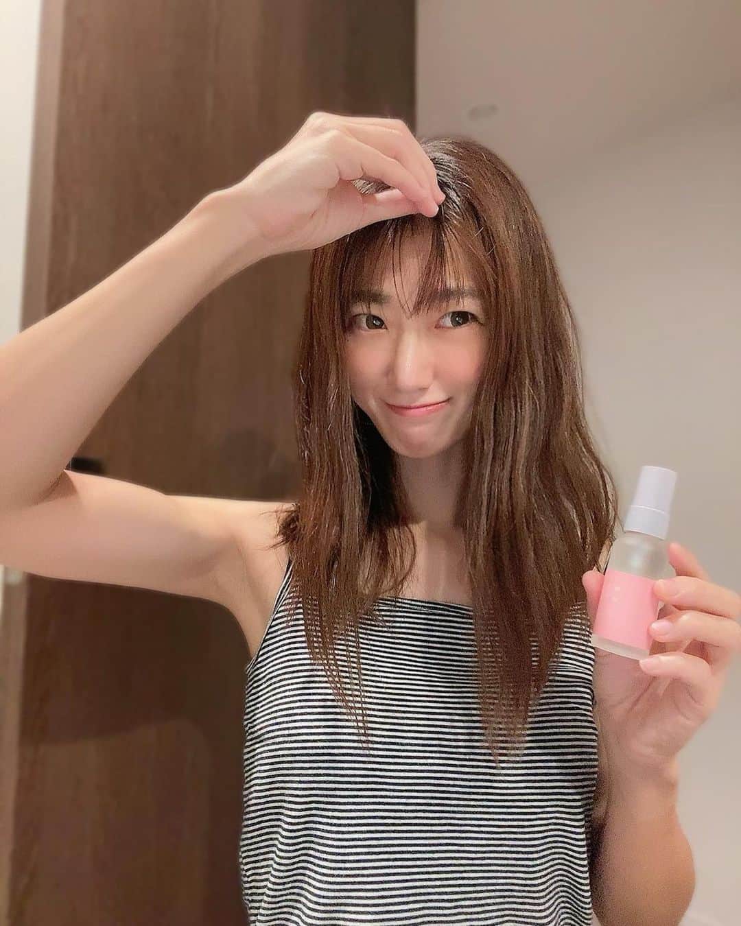 のインスタグラム：「@beautyworld.jp 様よりご提供いただきました。  はじめはウォータータイプの液なのですぐに髪に馴染む！で、 髪を整えたあとは 乾いてハードタイプに変化するよ👍  はじめからハードタイプだと形が整う前に固まってしまうので ウォータータイプなのはすごく使いやすい🙆‍♀️  #pr #ビューティーワールド #ニュート  #ニュート前髪キープミスト #束感前髪 #指シュー」