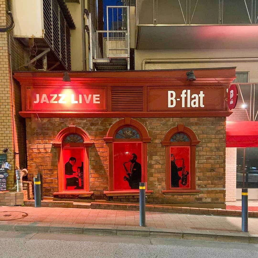 山野楽器さんのインスタグラム写真 - (山野楽器Instagram)「. 【 Jazz Live Spot B-flat 】   私たち山野楽器は、ビッグバンドジャズの聖地、 東京・赤坂の「Jazz Live Spot B-flat」の 運営をしています🎷🎺   「Jazz Live Spot B-flat」では、 プロミュージシャンによる 熱い演奏やパフォーマンスを楽しみながら、 お酒や素敵なディナーを味わうことができます🥂 🍽️   日常と離れた特別な時間をどうぞお楽しみください！   ※ライブへのご入場には ⠀ミュージックチャージをいただいており、 ⠀ミュージックチャージはライブごとに異なります。   詳しくは、 【公式】赤坂B-flatにあるリンクへ👉@akasakabflat   ----------------------------------------------- 📍 東京都港区赤坂6-6-4 赤坂栄ビル B1 👣 東京メトロ千代田線 赤坂駅4番出口 徒歩3分 ☎ 03-5563-2563 -----------------------------------------------    #bflat #jazz #赤坂 #赤坂駅 #山野楽器 #yamano_music」10月11日 18時15分 - yamano_music