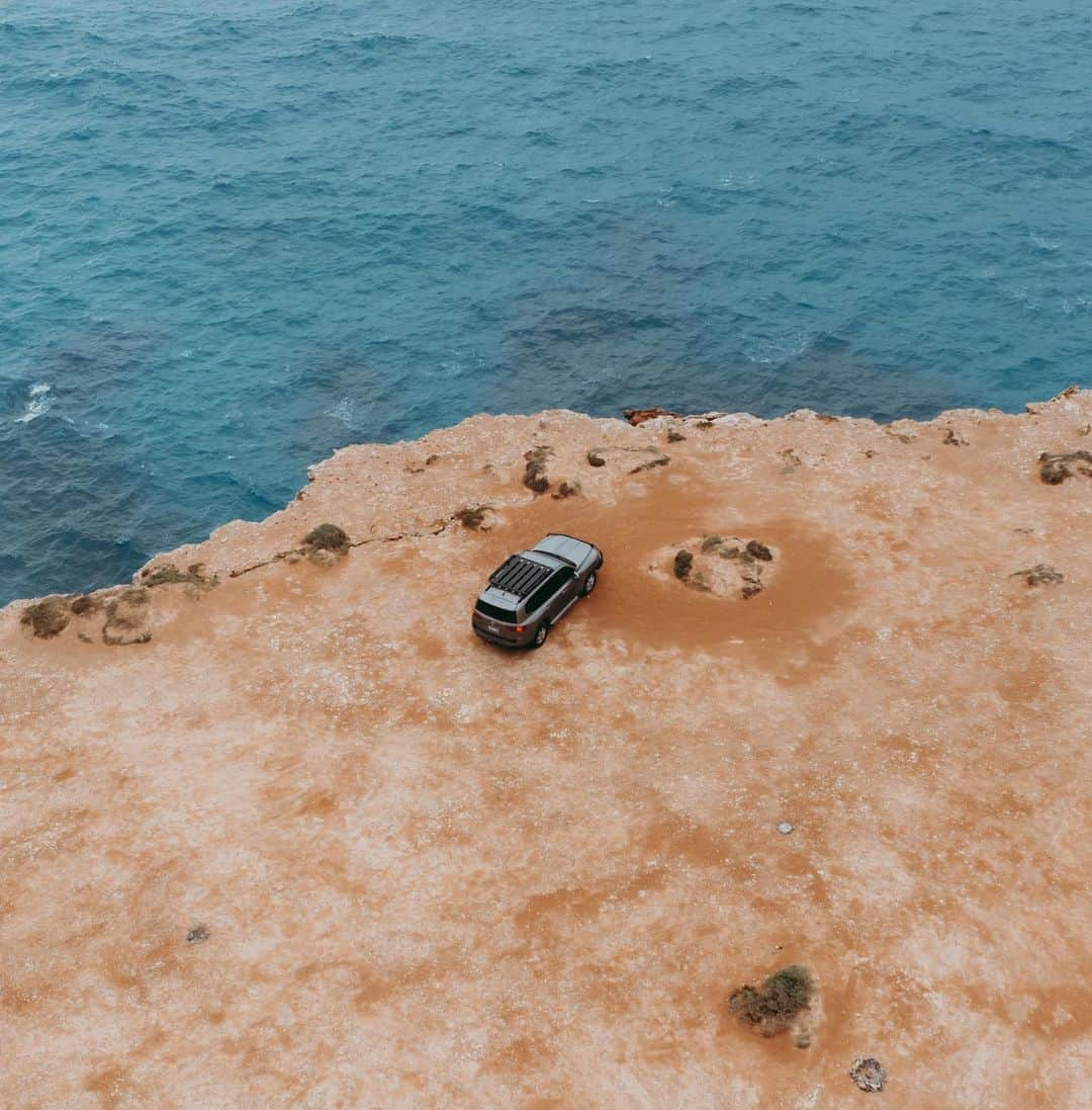 Toyota Australiaさんのインスタグラム写真 - (Toyota AustraliaInstagram)「📍 Great Australian Bight   Driving between Adelaide and Perth? Don’t miss out on the stunning views of the Bunda Cliffs.    Over 100km long, they are part of the world’s longest uninterrupted line of sea cliffs. Send this to the road trip group chat today!    Tip: Visit during whale migration season (May-October) for incredible whale watching views 🐋」10月6日 11時28分 - toyota_aus