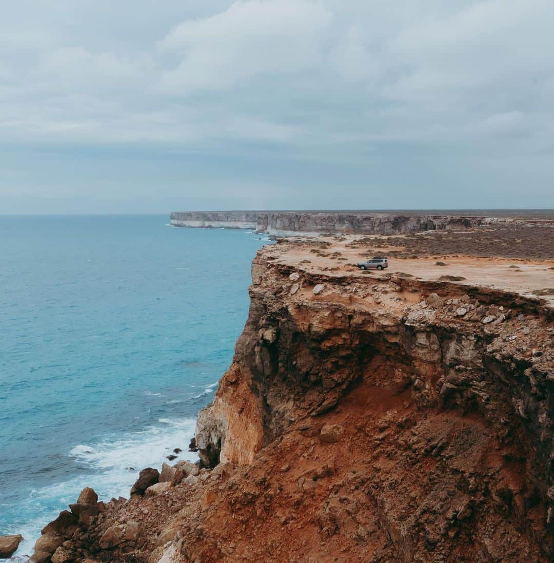Toyota Australiaさんのインスタグラム写真 - (Toyota AustraliaInstagram)「📍 Great Australian Bight   Driving between Adelaide and Perth? Don’t miss out on the stunning views of the Bunda Cliffs.    Over 100km long, they are part of the world’s longest uninterrupted line of sea cliffs. Send this to the road trip group chat today!    Tip: Visit during whale migration season (May-October) for incredible whale watching views 🐋」10月6日 11時28分 - toyota_aus