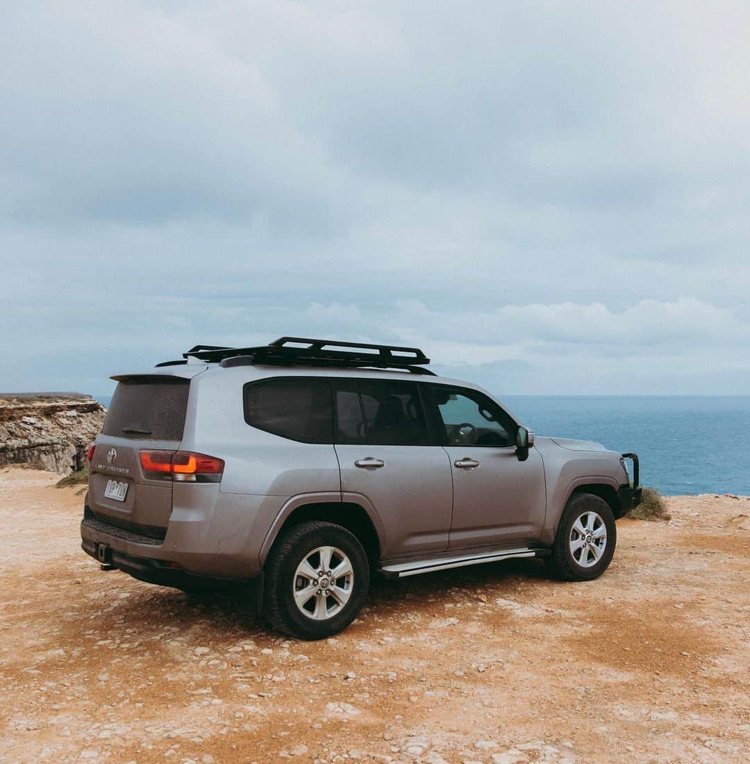 Toyota Australiaのインスタグラム：「📍 Great Australian Bight   Driving between Adelaide and Perth? Don’t miss out on the stunning views of the Bunda Cliffs.    Over 100km long, they are part of the world’s longest uninterrupted line of sea cliffs. Send this to the road trip group chat today!    Tip: Visit during whale migration season (May-October) for incredible whale watching views 🐋」