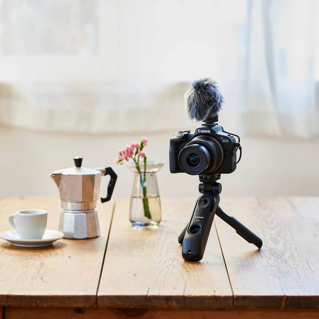 Canon EOS Kiss公式［with Kiss］のインスタグラム：「EOS Rシステムからはじめてのエントリーカメラ EOS R50！ . EOS R50は、EOS Kissシリーズの【かんたん、きれい、コンパクト】をEOS Rシステムとして実現した、ふだんがもっと愛おしくなるようなミラーレスカメラです。 EOS Kiss M2と比べてもほぼ同等のサイズの小型・軽量ボディーに高い撮影性能や便利な通信機能を凝縮。カメラ初心者の方やこれから本格的に写真や動画をはじめたい方への選択肢として、Kissシリーズとともにおすすめです😉 . ★Kissユーザーの皆さんの写真をご紹介！ . キヤノンEOS Kissで撮られた写真に「 #Kissカメラ 」をつけて投稿いただいた皆さまの写真をご紹介します。 . #EOSR50 #KissisMyLife #eoskiss #withkiss #キヤノン #canon #eos #kissカメラ #育児 #子育て #親ばか #こども #子供 #写真」