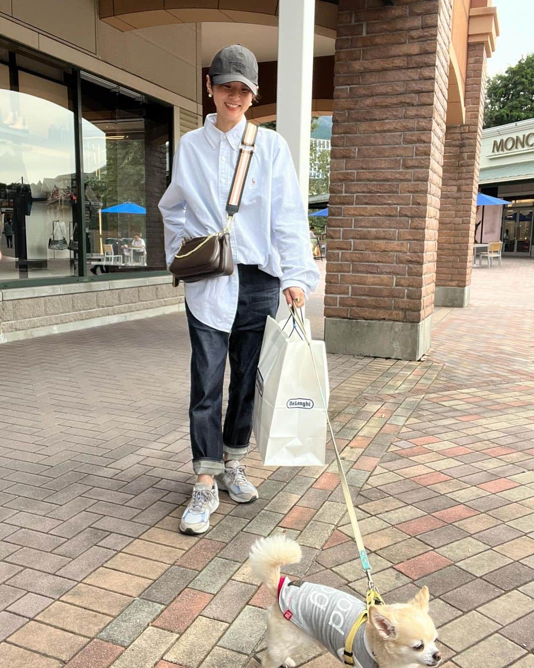 のインスタグラム：「先日の ちょいとお出かけ😘♪  アウトレット行くと食べちゃうー シェイクシャック🍔🍟 おもち🐶もテラス席で🙆‍♀️  御殿場アウトレット、最近ふたつきのバッグやカートに入っていれば🐶も一緒に入れるお店が増えて嬉しい☺️🎶  #お散歩#御殿場アウトレット  デロンギで買ったのは電気ポット😆🫖」