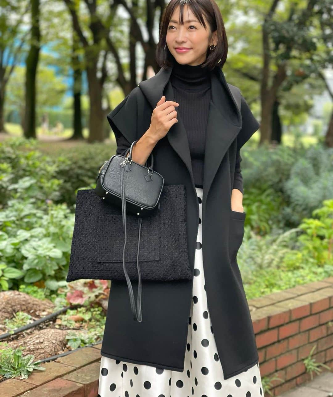 木本泉のインスタグラム：「- 去年買ったニットを着たら、、、袖が破けていた🥲ショック。 出てから気付いたので仕方ない😵 腕まくりして気付かれないようにw  全身黒だと重くなりがちなのでドットスカートと合わせて🖤」
