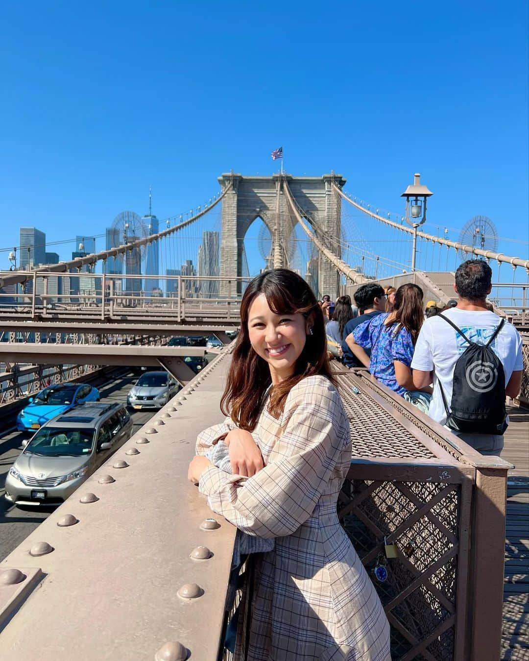 荒木優里のインスタグラム：「☀️ とってもお天気がいい日に ブルックリンブリッジを渡ってきました〜😆💕  観光客の多さに驚いたけど、 みんなが集まる理由も納得ー❣️  ブルックリン側から歩いたので、 マンハッタンのビル群に少しずつ近づいていく とっても気持ちのいいお散歩に🚶‍♀️✨ 自由の女神も見えて圧巻の景色でしたよ〜っっ🗽💖  NYにいるんだなーと改めて実感しちゃいました😁😁  眺めても歩いても最高のお出かけスポット🍀  #brooklynbridge #brooklyn  #ブルックリンブリッジ #ブルックリン #アメリカ生活 #アメリカ暮らし #ニューヨーク #ニューヨーク生活  #ニューヨーク暮らし #ニューヨーク在住 #Newyork #NYC #NY #アメリカ在住日本人 #帯同妻 #渡米記録 #海外生活 #travel #trip #旅行好き #アナウンサー #フリーアナウンサー #荒木優里 #荒木優里のゆるりアメリカ生活」