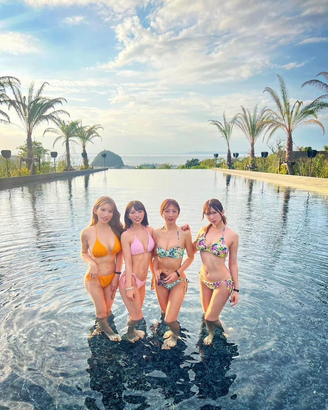 波多野結衣のインスタグラム：「夏の終わりに皆でプールとサウナが利用できるBOTANICAL POOL CLUB(@botanicalpoolclub )さんに日帰りで行きました🌴✨  宿泊ももちろん出来るのですが、今回私達忙しく日帰りで行ってきました🥰  映えるプールがあって、外にお酒もソフドリも飲めちゃうバーがあるのでドリンクも飲みながら海を眺めながらと贅沢三昧🥺✨  オープンしたばかりで、なんと3組もここの施設でプロポーズしたとか…🥺❤️‍🔥素敵…🥺  BBQも出来るので食べたのですが、お肉全部美味しい😭✨✨ パエリアも作って食べたよ🥘  プールで遊んでごはん食べて最後にサウナに入りました！🤗  サウナ2ヶ所行ったのだけど、どちらもロウリュができてサウナ室の香りもよかった😭 湿度もいいし、室内の水風呂も外のシャワーの水も冷やす機械で冷やしてて温度低めで物凄くととのう👍  景色眺めながらの外気浴も最高だったし、水シャワーしたあとにプールに飛び込むと更に気持ちいいのでオススメ🥺🔥  次は泊まりでいきたい〜〜〜🥰 . . #botanicalpoolclub #千葉 #プール  #サウナ #宿泊施設 #景色良好  #bbq #映える #温水プール  #オールシーズン #サ活 #ととのう  #ペット可」