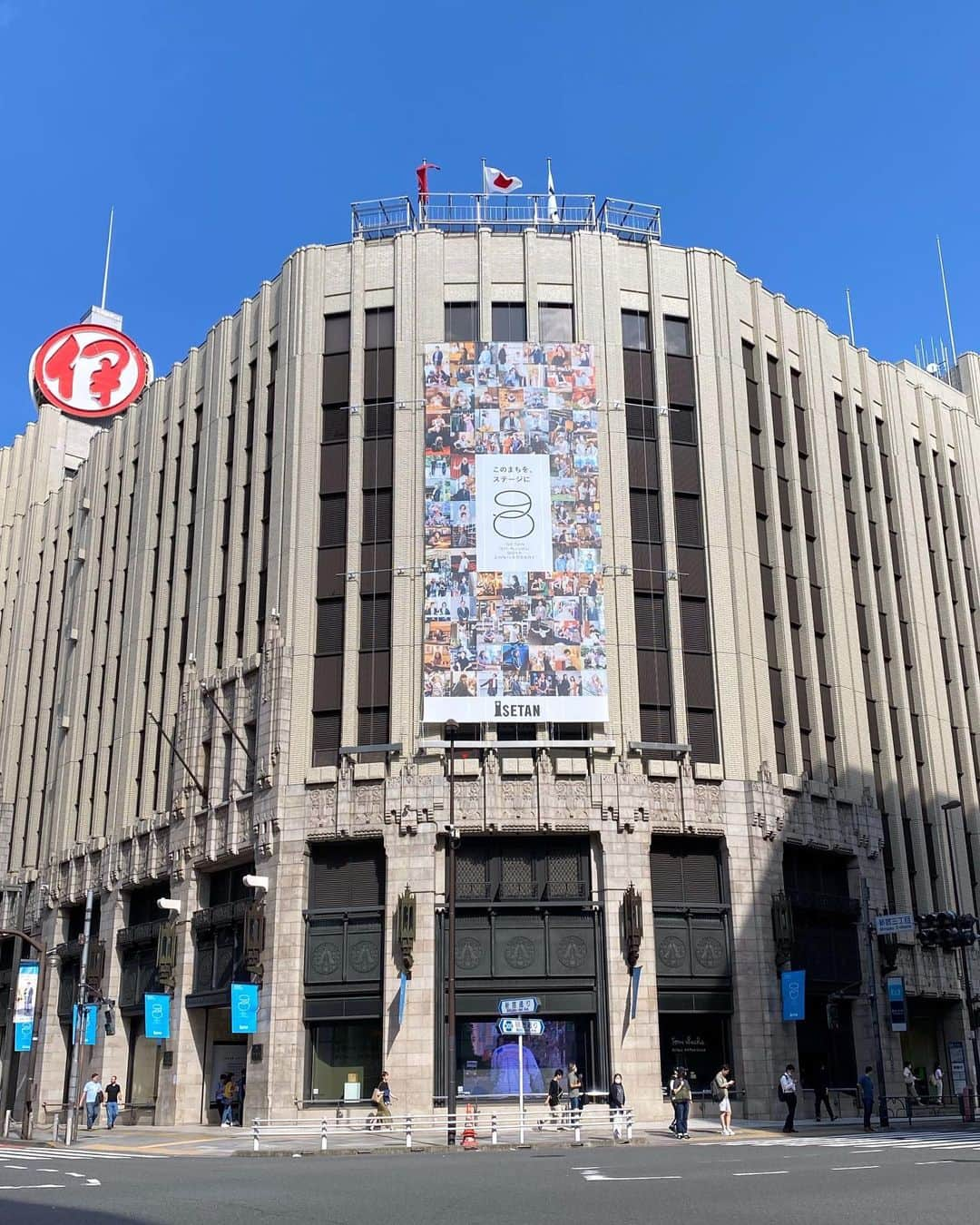 ISETAN PARK netさんのインスタグラム写真 - (ISETAN PARK netInstagram)「10年後の100周年、また皆さまとお祝いできることを目指して✨    ご来店くださるお客さま、#新宿90スナップ にご登場いただいた皆さまをはじめ、たくさんの皆さまに盛り上げていただいている伊勢丹新宿店の新宿出店90周年。  新宿のまちを彩ったロゴマークやポスター、フラッグとはあと少しでお別れですが、新宿のまちを、伊勢丹新宿店を、これからもよろしくお願いいたします！    このまちは、みんなのステージです。    #このまちをステージに  #伊勢丹新宿90th    ■開催中～10月17日(火)  ■本館・メンズ館 各階    伊勢丹新宿店90周年スペシャルサイトは @isetan_shinjuku ハイライト「新宿出店90周年」のリンクから🔗    下記ショップで商品をお買いあげの方には、新宿出店90周年限定の紙袋に入れてお渡ししています。  ※数に限りがあるため、なくなり次第終了いたします。ご了承ください。  ■本館1階 イセタンシード・イセタンリーフ  ■本館3階 リ・スタイル    #isetan #isetanshinjuku #이세탄 #신주쿠이세탄 #이세탄백화점 #イセタン #伊勢丹 #伊勢丹新宿 #新宿伊勢丹 #伊勢丹新宿店」10月9日 10時00分 - isetan_shinjuku