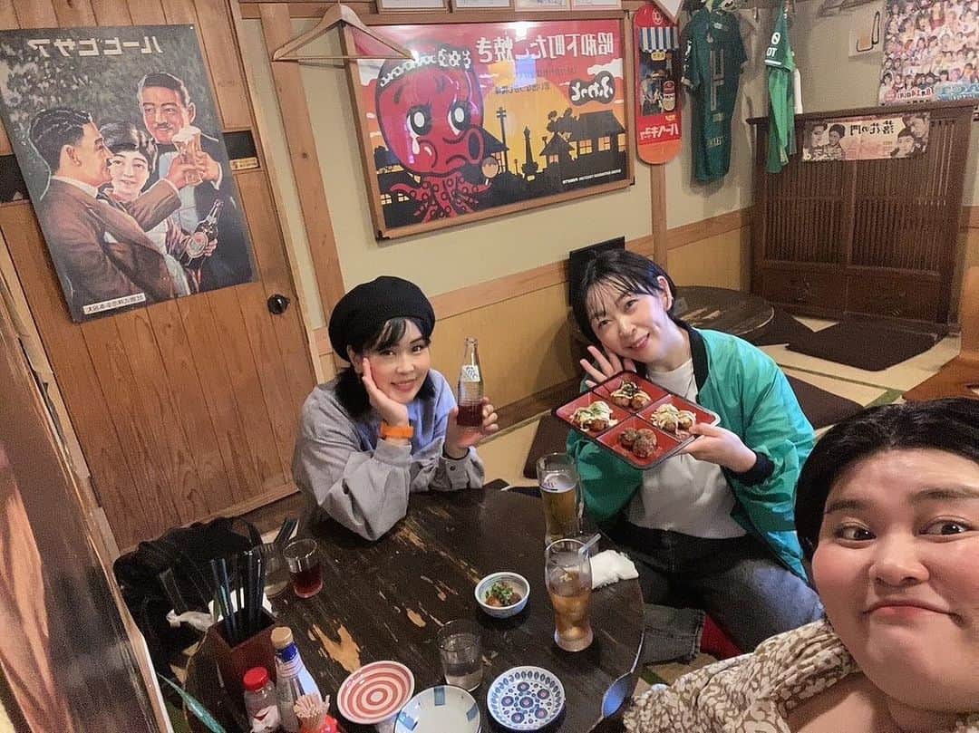 ななえ（キラキラ関係）のインスタグラム：「グリフォン國松のお友達が大将をされている、お店へ行かせてもろて。 たこ焼きがメインだけど、本当に何もかも全て美味しい😋 お店の雰囲気も昭和レトロで刺さり過ぎました🍺 みんなも京王稲田堤へ行った際は、是非とも寄って下さいな🐙 大将もめっちゃ明るく優しく最高よ◎  #昭和下町たこ焼きふわっと  #名物のぺちゃたこ」