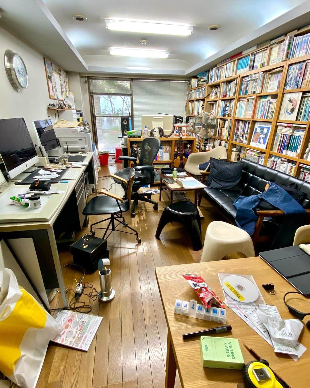 江口寿史のインスタグラム：「二つの展示が同時進行中で、それに加えて12月2日から始まる仙台の展示の準備も始まっており、仕事場はもう片付ける時間もないほど散らかり放題。 もはや仕事の打ち合わせをする場所もふさがっており、いつも外の喫茶店やカフェとかでお願いしてるのは仕事場がこんな状態だからです。最近出した本や、Tシャツ、グッズ等の著者献本献品分で送ってくる段ボールも玄関に放置状態。玄関が靴とかモノで塞がってるのは風水的にも良くないって言うよねー。この状態毎日見てるだけで憂鬱。 天井高くてだだっ広い仕事場ほしいわ。誰かお金持ちの人、ただで貸してくれ！ていうかくれ！」