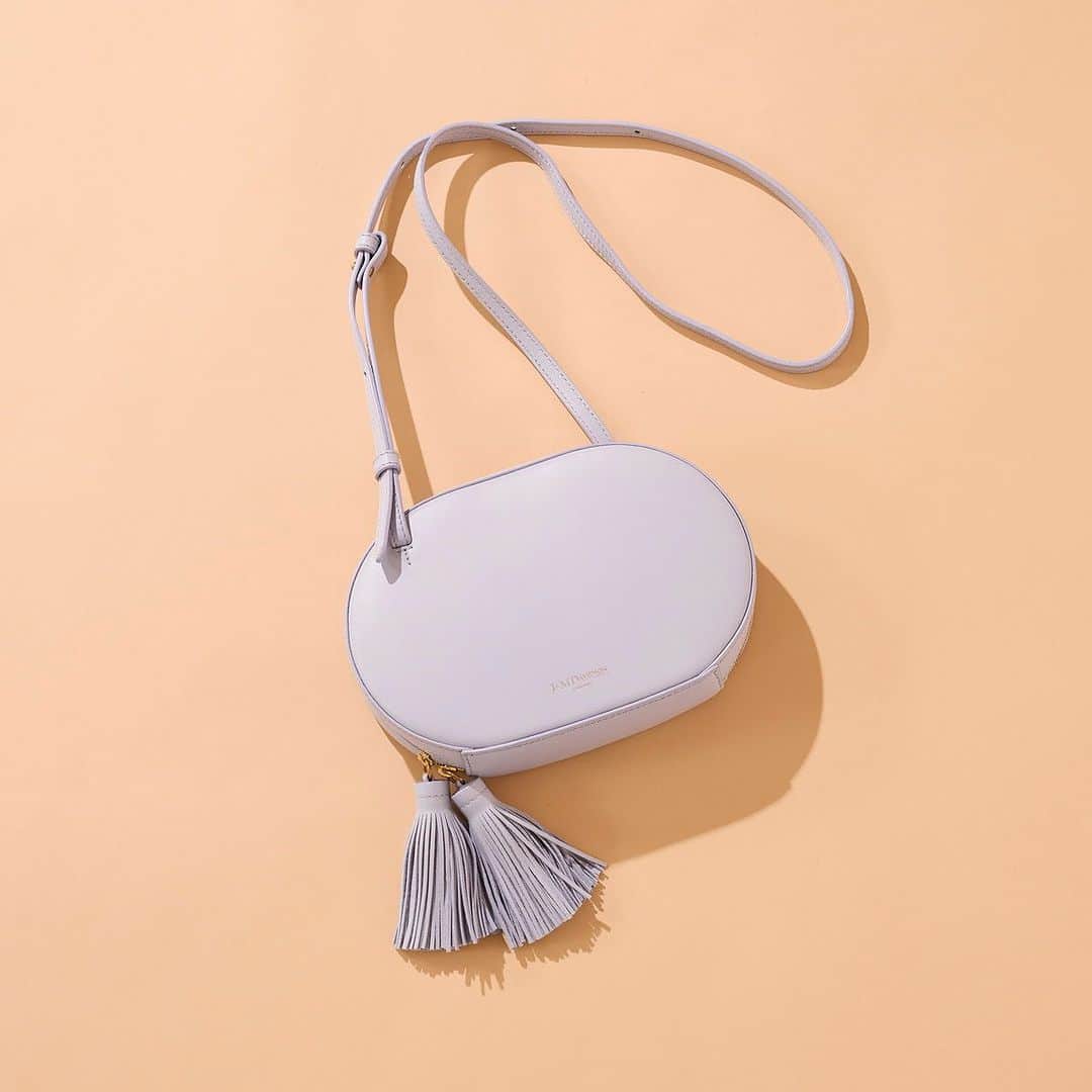 J&M Davidsonのインスタグラム：「ボリュームのあるフリンジタッセルが2つ付いたオーバル型の”FISTA CLUTCH/フィエスタ クラッチ”は、今シーズンから登場のNEWモデル。 愛らしいシェイプのショルダーバッグは、ちょっとしたお出掛けやパーティーシーンで活躍します。 カラーは秋のコーデに映える、爽やかなアイスブルーをご用意。  #jandmdavidson #ジェイアンドエムデヴィッドソン」