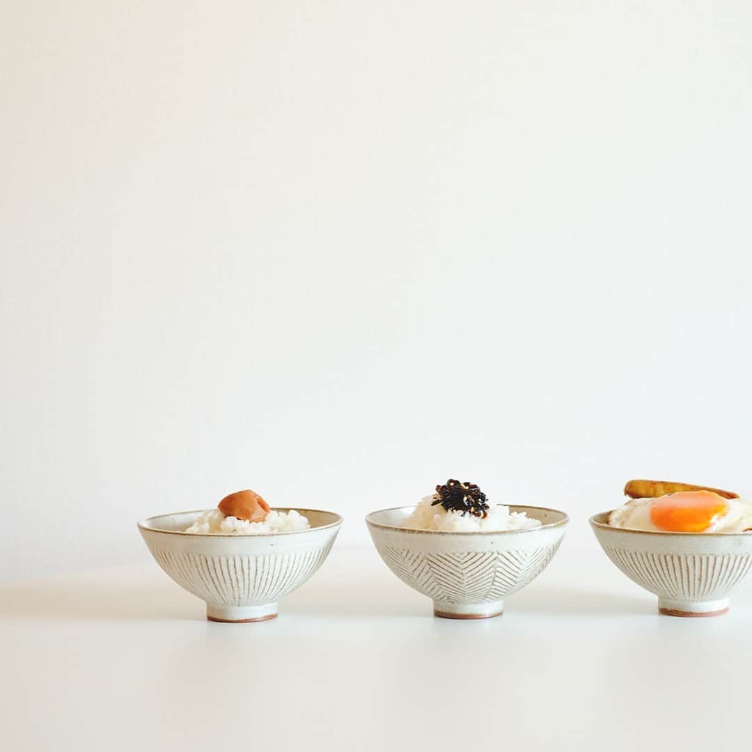 北欧、暮らしの道具店さんのインスタグラム写真 - (北欧、暮らしの道具店Instagram)「毎日の食卓にとっておきを 作家さんがつくる「ご飯茶碗」 . - - - - - - - - - - - -  長年お茶碗を探し続けていたバイヤーが これだ！となった、 兵庫県の人気作家「hibifuku（ヒビフク）」さんの 器をご紹介します。  まるでセーターの編み目のようで、 温かみのあるhibifukuさんの器。  「しのぎ」という日本の伝統的な装飾技法を使って、 ひとつひとつ丁寧に模様が彫られています。  主張しすぎず、でもどこか味わいのある表情は、 和食器はもちろん北欧食器とも相性ばつぐんです。  器の重さは130gほど、とっても軽いです。 直径は約12.5cmで、女性の手でも 持ちやすい大きさで作ってもらいました。  150gのご飯がぴったり収まり、 こんもり盛ると200g以上入ります。 お粥やお茶漬けなど、汁気の あるものを入れても大丈夫です。  さらにうれしいのは電子レンジが使えること。 ちょっとご飯を温めたいというときにも 気にせずそのままチンできます。 ただし、食洗機は使えませんのでご注意ください。  揺らぎのある縦のラインが特徴的な 「しのぎ」模様と、ヘリンボーン柄のような 北欧らしさの感じる「松の葉」模様の 2種類をご用意しています。  同じものを揃えるのはもちろん、 組み合わせて使うこともできるので、 家族で使い分けるのもおすすめです。  ーーー 掲載のアイテムはこちら▼ ーーー . ☑︎hibifuku / 茶碗 . ▶お買いものはプロフィールのリンクからどうぞ→@hokuoh_kurashi . 🎁「クラシ手帳2024」プレゼントキャンペーン実施中！お買いものいただいた方に、当店オリジナルの手帳を無料でお届けいたします。 . - - - - - - - - - - - - #kitchen#kitchendesign#kitchenware#food#foodstagram#キッチン#キッチン雑貨#台所#ごはん#朝ごはん#お茶碗#hibifuku#茶碗#ランチ#夜ごはん#ディナー#料理#シンプル#シンプルライフ#シンプルデザイン#暮らしを楽しむ#日々の暮らし#北欧#暮らし#北欧暮らしの道具店」10月6日 12時00分 - hokuoh_kurashi