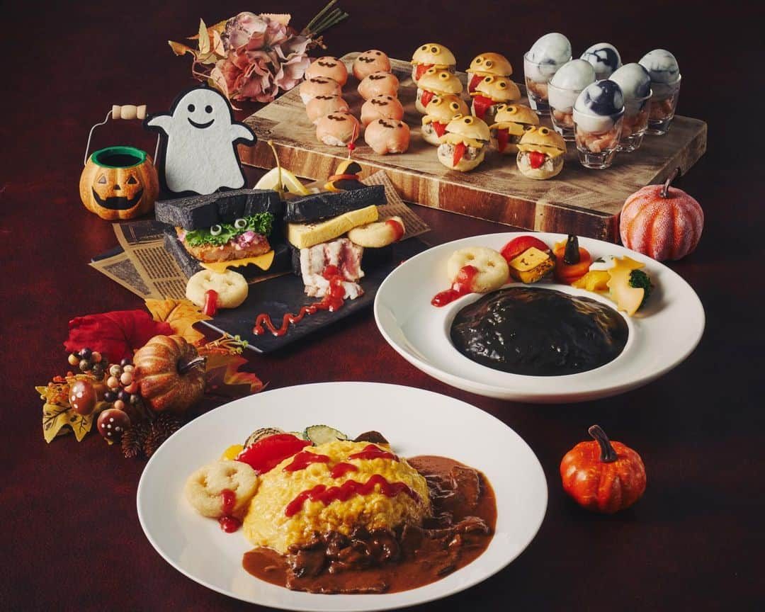 ホテルグランヴィア大阪のインスタグラム：「. 【10/7～11/5の土・日・祝日限定】アブのカジュアルハロウィンランチ🎃  選べるメインディッシュに加えて、サラダ・デリカテッセン・パンなどが食べ放題で楽しめる“ハーフブッフェ”スタイルのハロウィンランチをご用意します。  メインディッシュには、黒いパンに海老カツや厚焼き玉子をサンドした「スマイルさんをほうばる黒いウィッチさん」や、自家製のハッシュドビーフソースを添えたジャックランタンに見立てたオムライス、イカ墨で黒く色づけしたとろとろ牛すじと野菜のカレーなど、味はもちろん見た目にも楽しめるメニューのラインナップ！  オプションメニューで「おばけシュークリーム」もございます👻🍰  ぜひ、ご家族やご友人とホテルで楽しい週末をお過ごしください。  【場所】19階 スカイダイニング「アブ」 【期間】2023/10/7(土)～2023/11/5(日)の土日祝日 【時間】11:30～15:00（L.O.14:00）90分制 【価格】大人 4,300円 / 小学生以下 2,800円  🔴数量限定！おばけシュークリーム（プラス￥1,000） 🔷JRホテルメンバーズ・WESTER会員特典　ソフトドリンクバー無料（通常はプラス￥500）  ====================================. ★詳しくはプロフィールよりホームページをご覧ください。 Please check our website for more details! ホテルグランヴィア大阪　@hotel_granvia_osaka ====================================.  #ホテルグランヴィア大阪 #グランヴィア大阪 #大阪ホテル #梅田 #大阪観光 #ホテルランチ #ハロウィン #ハーフブッフェ  #hotelgranviaosaka #umeda #osaka #hotel #lunch #helloween #buffet」