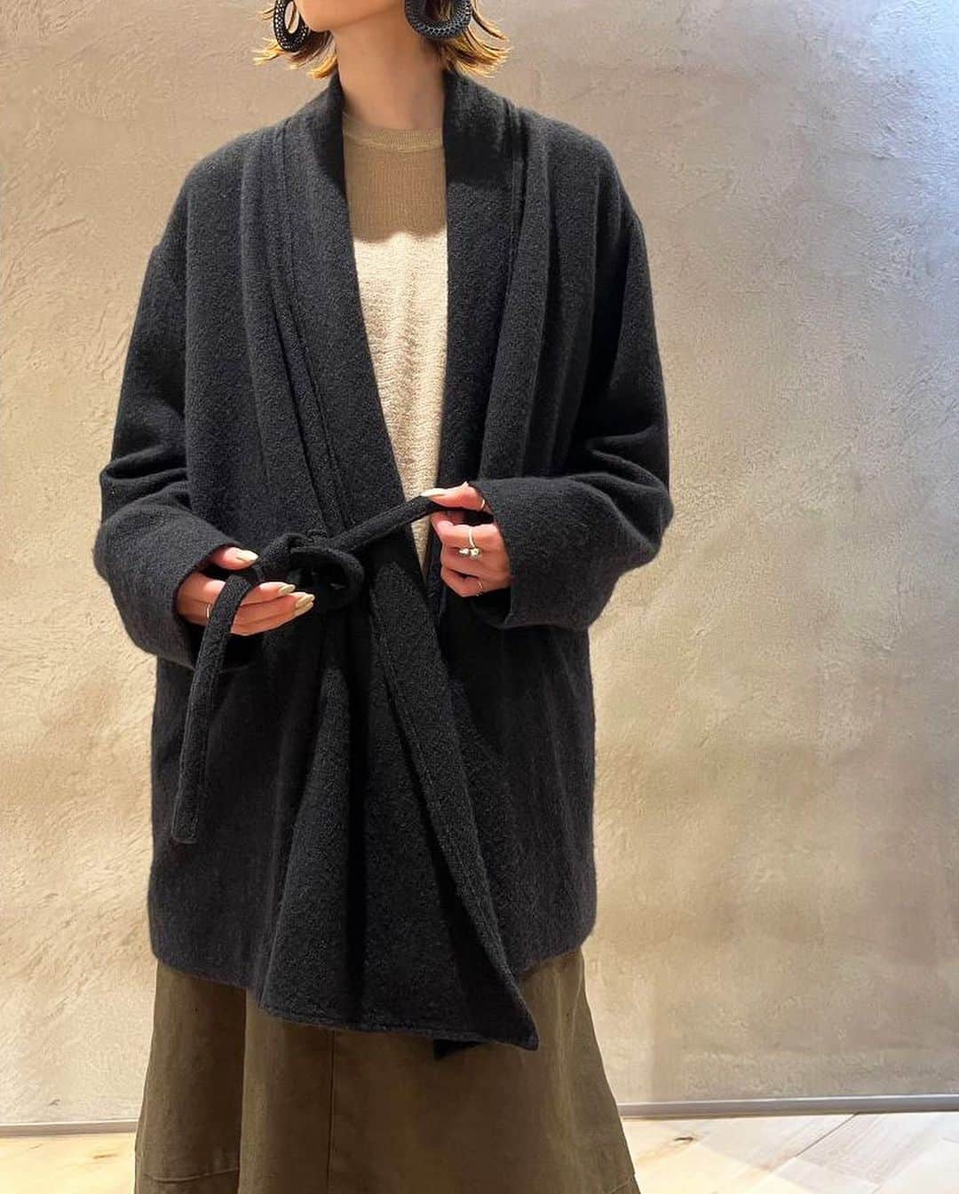 pas de calais -パドカレ-さんのインスタグラム写真 - (pas de calais -パドカレ-Instagram)「•  pas de calais  Cashmere 100%  カーディガン風のショート丈ジャケット。  •Cashmere Jacket 187,000yen Beige (No.3225) Black (No.3226)  ※店舗により商品展開が異なる場合がございます。  @pasdecalais_story   #pasdecalais  #pasdecalais_offical_jp  #パドカレ #cashmerejacket #23aw」10月6日 11時59分 - pasdecalais_official_jp