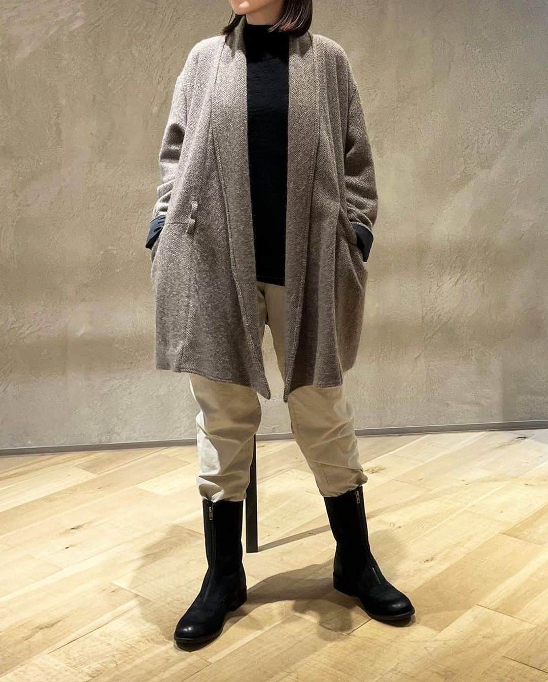 のインスタグラム：「•  pas de calais  Cashmere 100%  カーディガン風のショート丈ジャケット。  •Cashmere Jacket 187,000yen Beige (No.3225) Black (No.3226)  ※店舗により商品展開が異なる場合がございます。  @pasdecalais_story   #pasdecalais  #pasdecalais_offical_jp  #パドカレ #cashmerejacket #23aw」