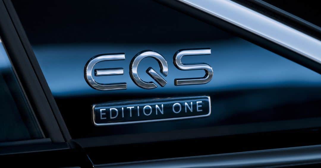 メルセデスベンツさんのインスタグラム写真 - (メルセデスベンツInstagram)「【全国限定30台】EQS 450+ Edition 1 登場。  特別なツートンペイントを纏ったEQSの限定車。  AMGラインと特別仕様のホイールがスポーティーさを際立たせるエクステリアには、「EDITION ONE」バッジを装備。 さらに車内ではダッシュボードいっぱいに広がるMBUXハイパースクリーンが最先端のデジタルエクスペリエンスをあなたへ届けます。  メルセデスのフラッグシップEVの走りを、心からお愉しみいただける一台です。  詳しくはストーリーズをチェック。  #MercedesBenz #mercedesbenzjapan #メルセデスベンツ #メルセデス #EQS #限定車」10月6日 12時00分 - mercedesbenzjapan