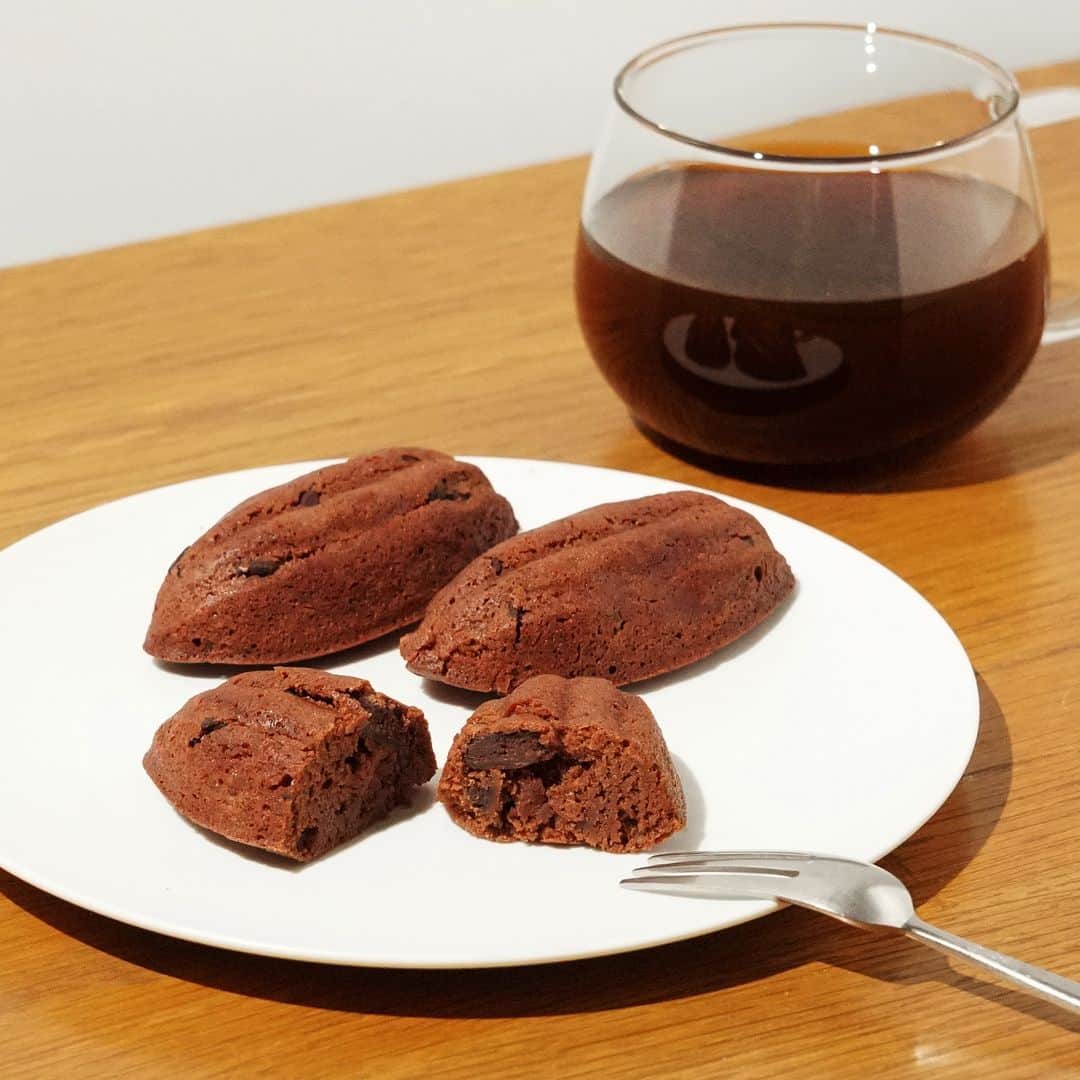 ダンデライオン・チョコレート・ジャパンのインスタグラム：「新商品｜カカオケーキ -チョコレート-  本日より、「カカオケーキ -チョコレート-」の 販売を開始しました！  ドミニカ共和国産カカオ70％のチョコレートを ふんだんに混ぜ込んだフィナンシェ生地を、 しっとりと焼き上げました。  シングルオリジン・チョコレートを 贅沢に味わえる逸品です。  個包装のため、贈り物や手土産としてもおすすめです。  🍫ご購入はプロフィールリンクから @dandelion_chocolate_japan  ======  ■カカオケーキ -チョコレート- 価格：3,200円（税込） 販売店舗：オンラインストア  ＊The Market 吉祥寺では、個包装単品で販売しています。 　気になる方はぜひ一度お試しください。  ======  #dandelionchocolate #ダンデライオンチョコレート #beantobar #craftchocolate #クラフトチョコレート #chocolate #チョコレート #cacao #カカオ #カカオケーキ #カカオケーキチョコレート #チョコレートケーキ #フィナンシェ #手土産 #大人のおやつ #シングルオリジン #チョコレート好き #お取り寄せスイーツ #おやつの時間 #アトレ吉祥寺」