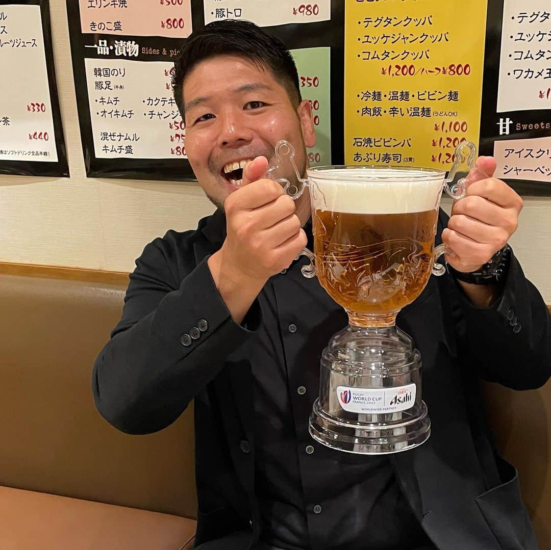 畠山健介さんのインスタグラム写真 - (畠山健介Instagram)「優勝しました🏆🍺😙  ウェブ・エリス・カップ（ラグビーW杯の優勝トロフィー）型のビールジョッキ🍺  これのミニチュアサイズあれば嬉しいw  #ウェブエリスカップ #アサヒビール さん #スーパードライ #優勝 #RWC #RWC2023 #ラグビー #rugby」10月6日 12時00分 - hatake03